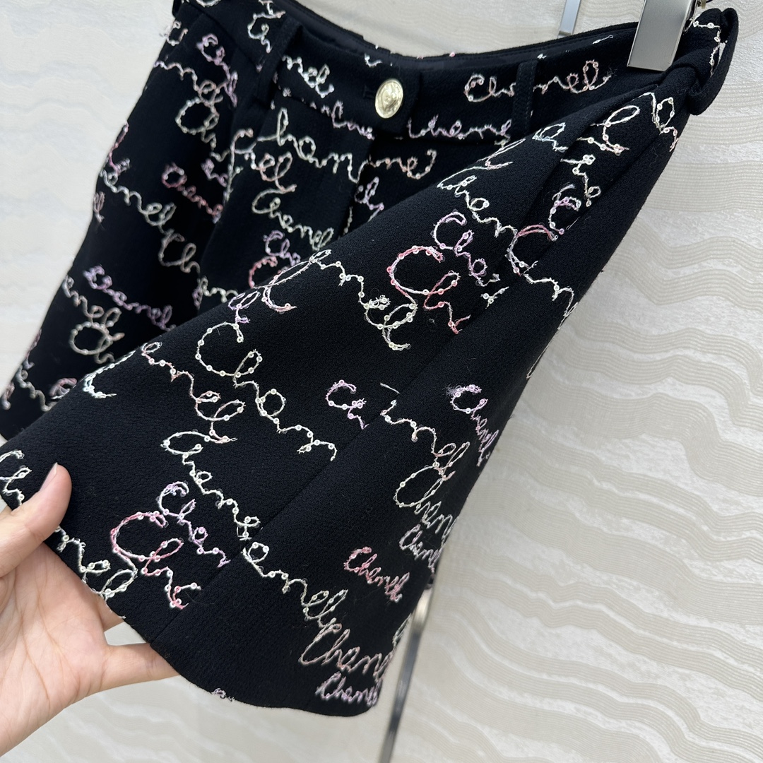 独家首发❤️原单品质🍒coco女孩25B新品，叠搭神器气质小短裤！彩色涂鸦字母珠片刺绣工艺。代购爆款一件