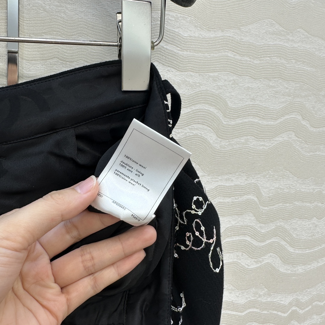 独家首发❤️原单品质🍒coco女孩25B新品，叠搭神器气质小短裤！彩色涂鸦字母珠片刺绣工艺。代购爆款一件