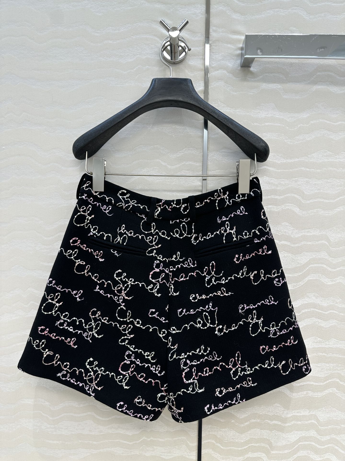 独家首发❤️原单品质🍒coco女孩25B新品，叠搭神器气质小短裤！彩色涂鸦字母珠片刺绣工艺。代购爆款一件