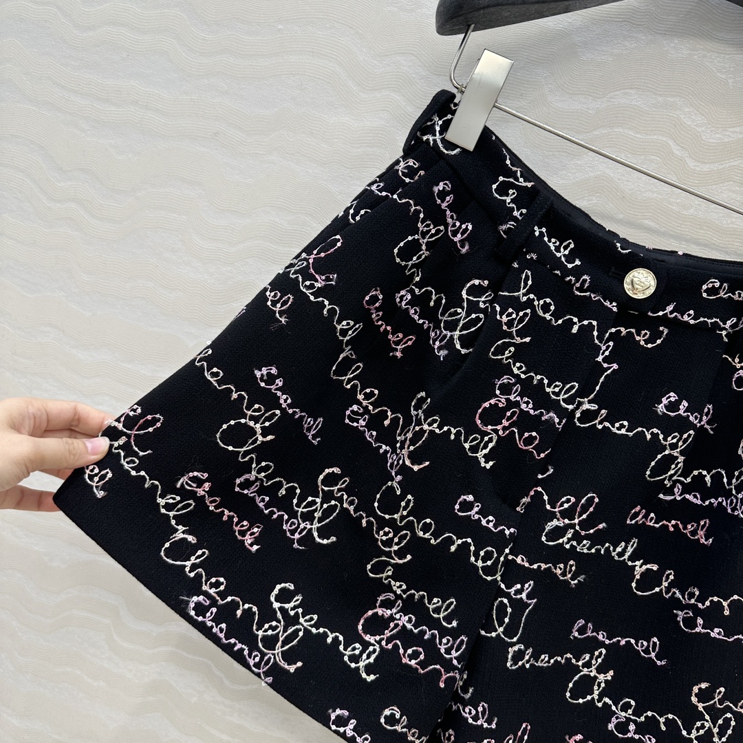 独家首发❤️原单品质🍒coco女孩25B新品，叠搭神器气质小短裤！彩色涂鸦字母珠片刺绣工艺。代购爆款一件