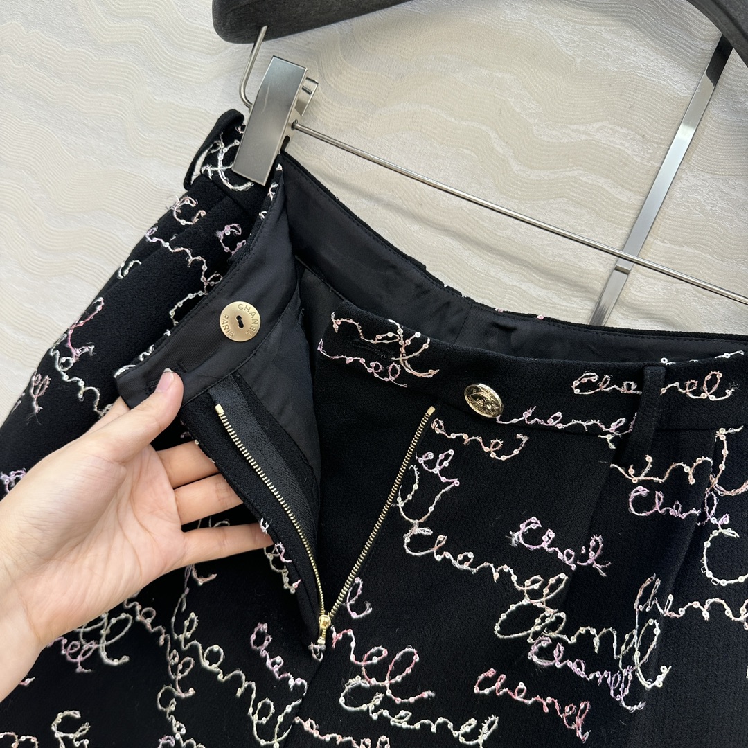 独家首发❤️原单品质🍒coco女孩25B新品，叠搭神器气质小短裤！彩色涂鸦字母珠片刺绣工艺。代购爆款一件