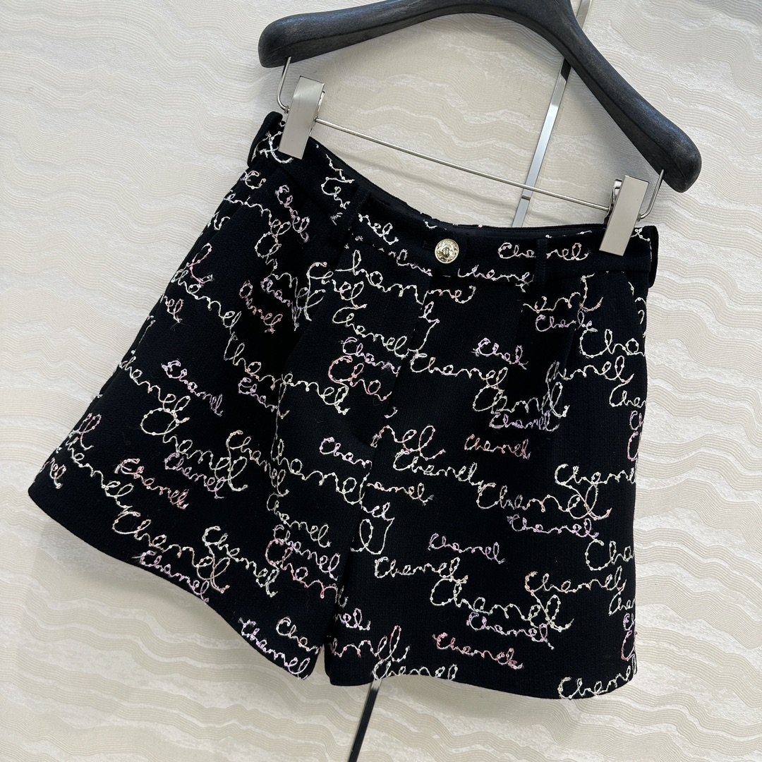 独家首发❤️原单品质🍒coco女孩25B新品，叠搭神器气质小短裤！彩色涂鸦字母珠片刺绣工艺。代购爆款一件