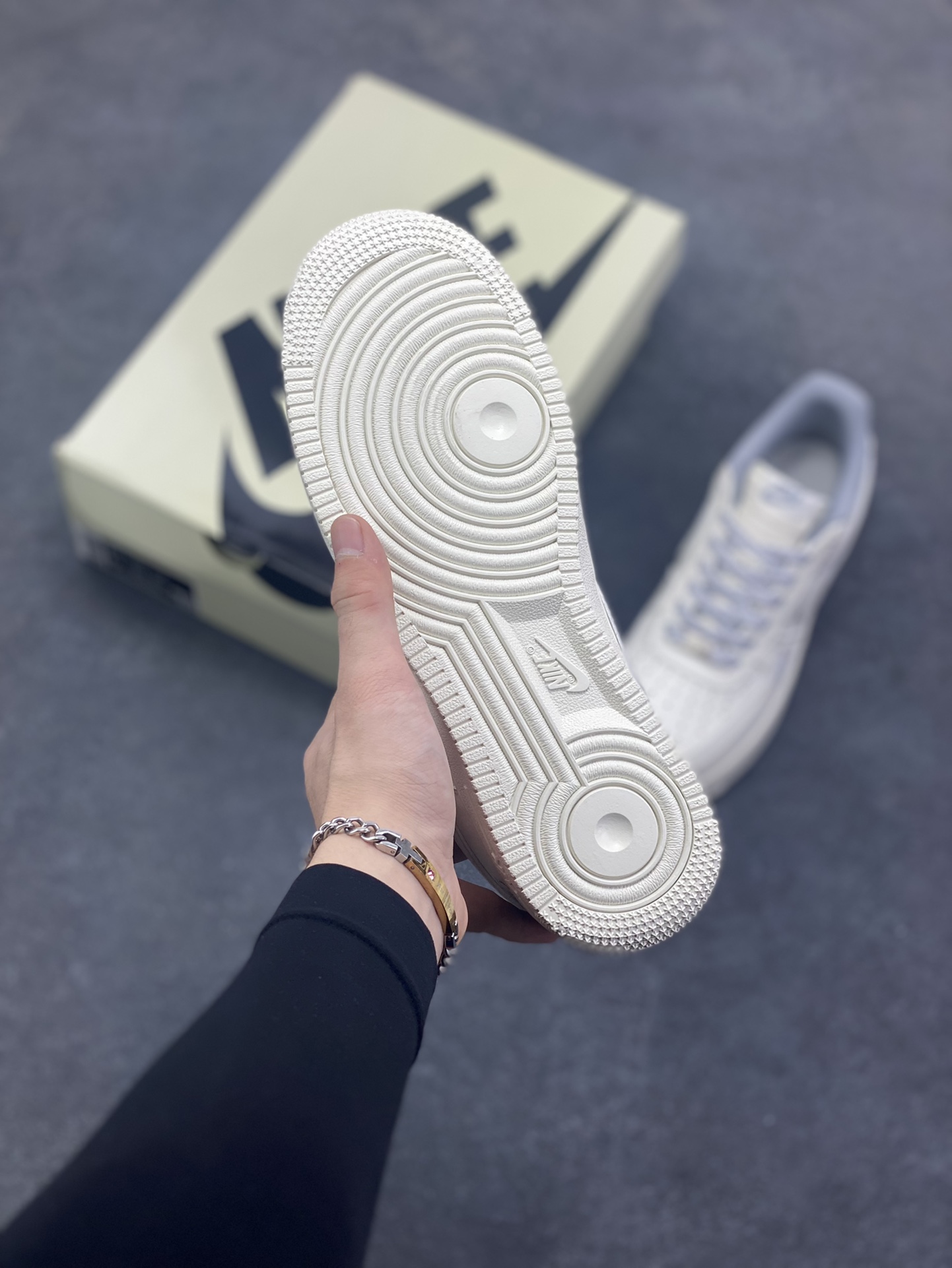 图片[5]-NIke Air Force 1 \’07 Low “米白鬼脸”空军一号 低帮 运动鞋 休闲鞋 折边针车 工艺难度大 原楦头原纸板 原装鞋盒 定制五金配件 内置全掌气垫 原厂鞋底 货号：CS5288-039 尺码：36 36.5 37.5 38 38.5 39 40 40.5 41 42 42.5 43 44 44.5 45-选品中心