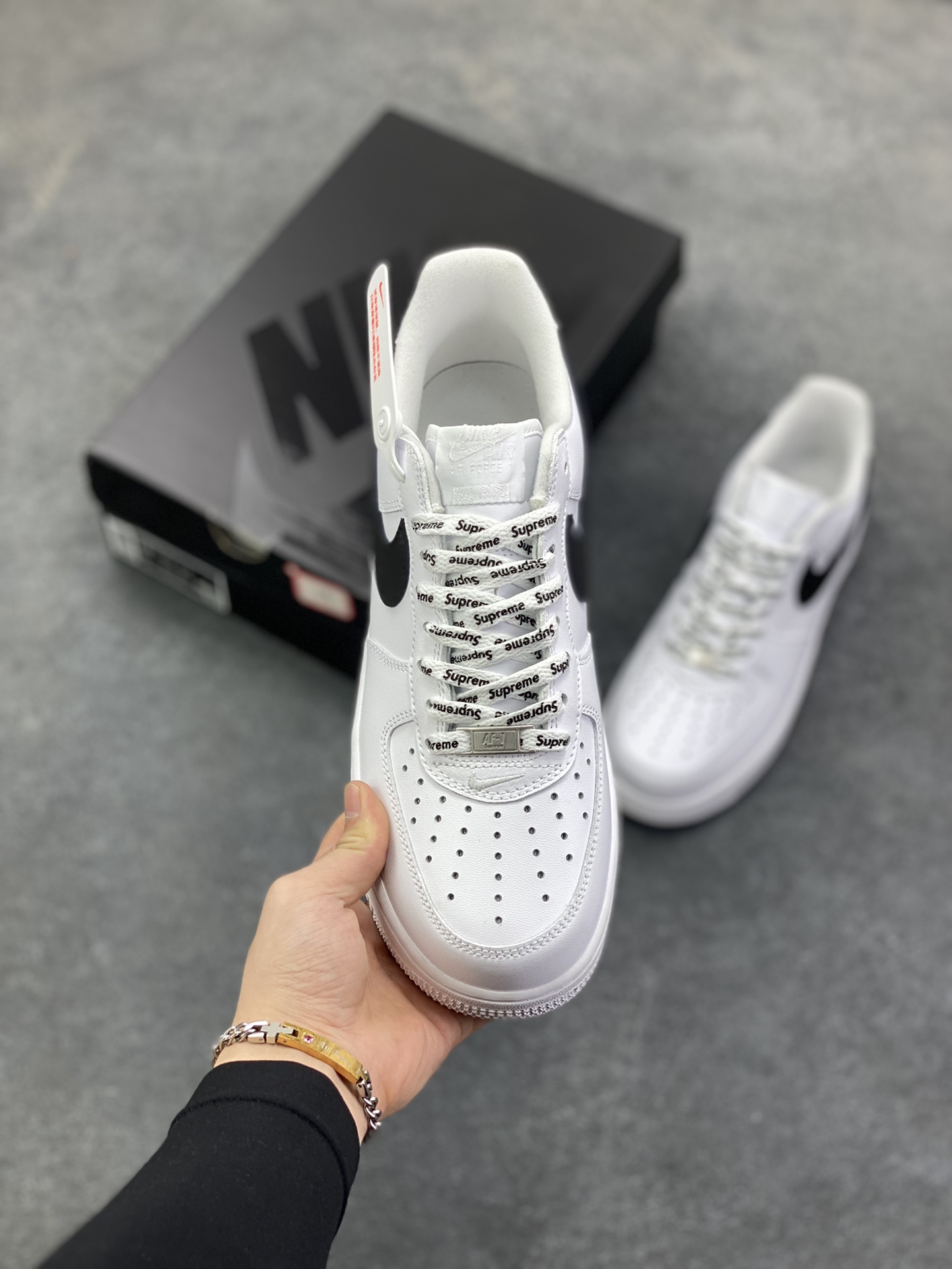图片[2]-Nike Air Force 1 Low Supreme联名 空军一号低帮运动休闲板鞋 原楦头原纸板 打造纯正空军版型 专注外贸渠道 全掌内置蜂窝气垫 原盒配件 原厂中底钢印、拉帮完美 货号：CU9225-102 尺码：36 36.5 37.5 38 38.5 39 40 40.5 41 42 42.5 43 44 44.5 45-选品中心