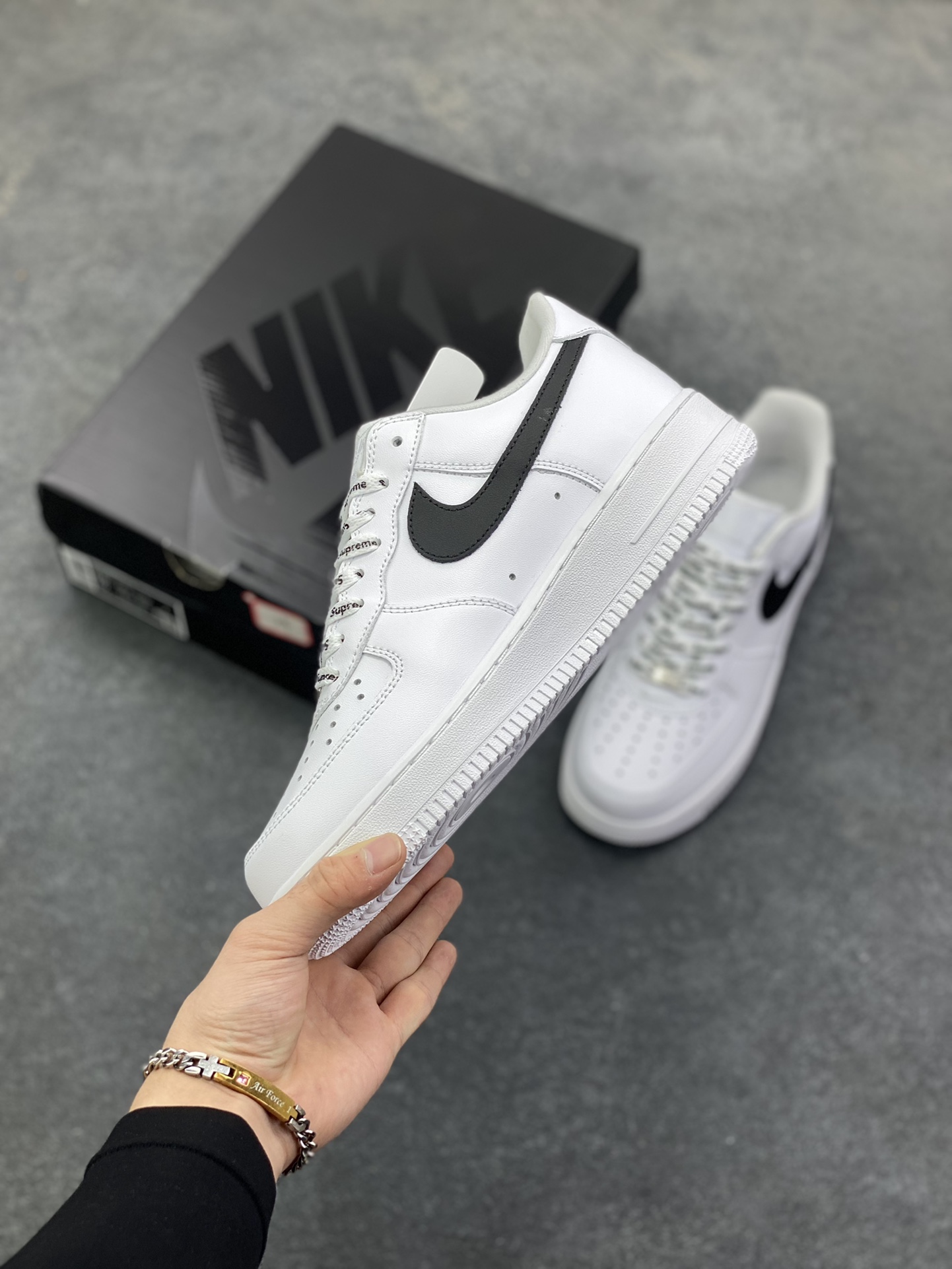 图片[3]-Nike Air Force 1 Low Supreme联名 空军一号低帮运动休闲板鞋 原楦头原纸板 打造纯正空军版型 专注外贸渠道 全掌内置蜂窝气垫 原盒配件 原厂中底钢印、拉帮完美 货号：CU9225-102 尺码：36 36.5 37.5 38 38.5 39 40 40.5 41 42 42.5 43 44 44.5 45-选品中心