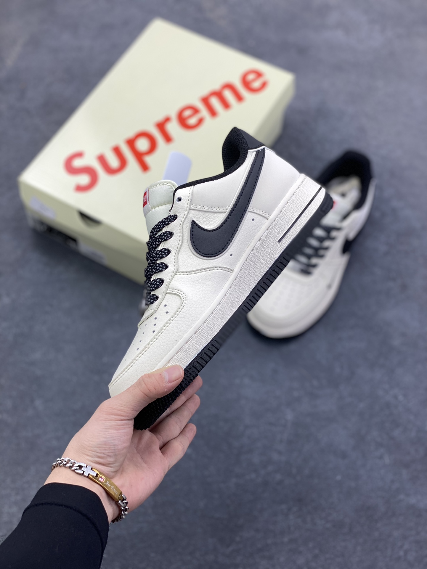 图片[3]-NIke Air Force 1 \’07 Low “Supreme联名——经典黑满天星”空军一号 低帮 运动鞋 休闲鞋 折边针车 工艺难度大 原楦头原纸板 原装鞋盒 定制五金配件 内置全掌气垫 原厂鞋底 货号：JP8028-059 尺码：36 36.5 37.5 38 38.5 39 40 40.5 41 42 42.5 43 44 44.5 45-选品中心