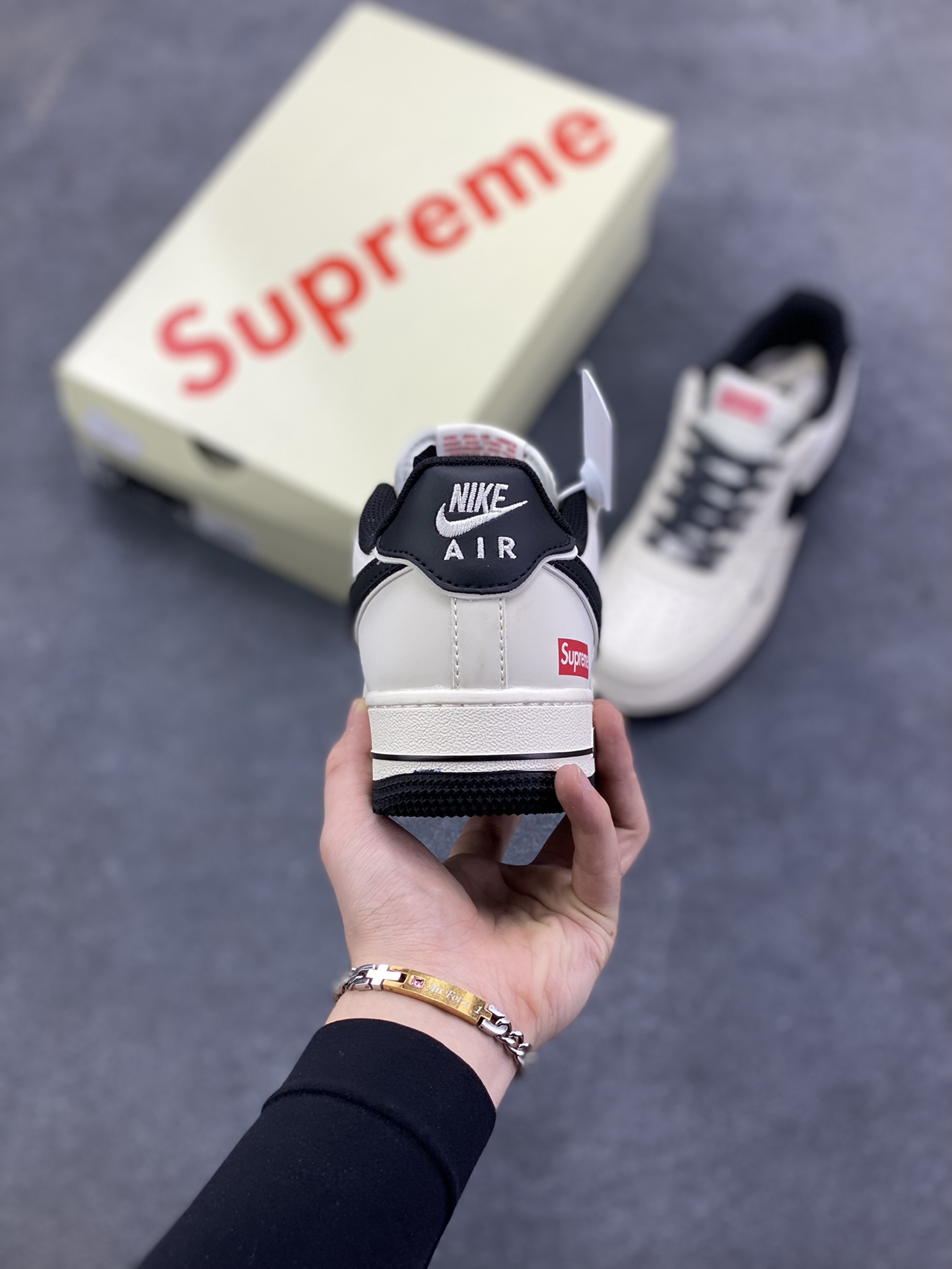 图片[4]-NIke Air Force 1 \’07 Low “Supreme联名——经典黑满天星”空军一号 低帮 运动鞋 休闲鞋 折边针车 工艺难度大 原楦头原纸板 原装鞋盒 定制五金配件 内置全掌气垫 原厂鞋底 货号：JP8028-059 尺码：36 36.5 37.5 38 38.5 39 40 40.5 41 42 42.5 43 44 44.5 45-选品中心