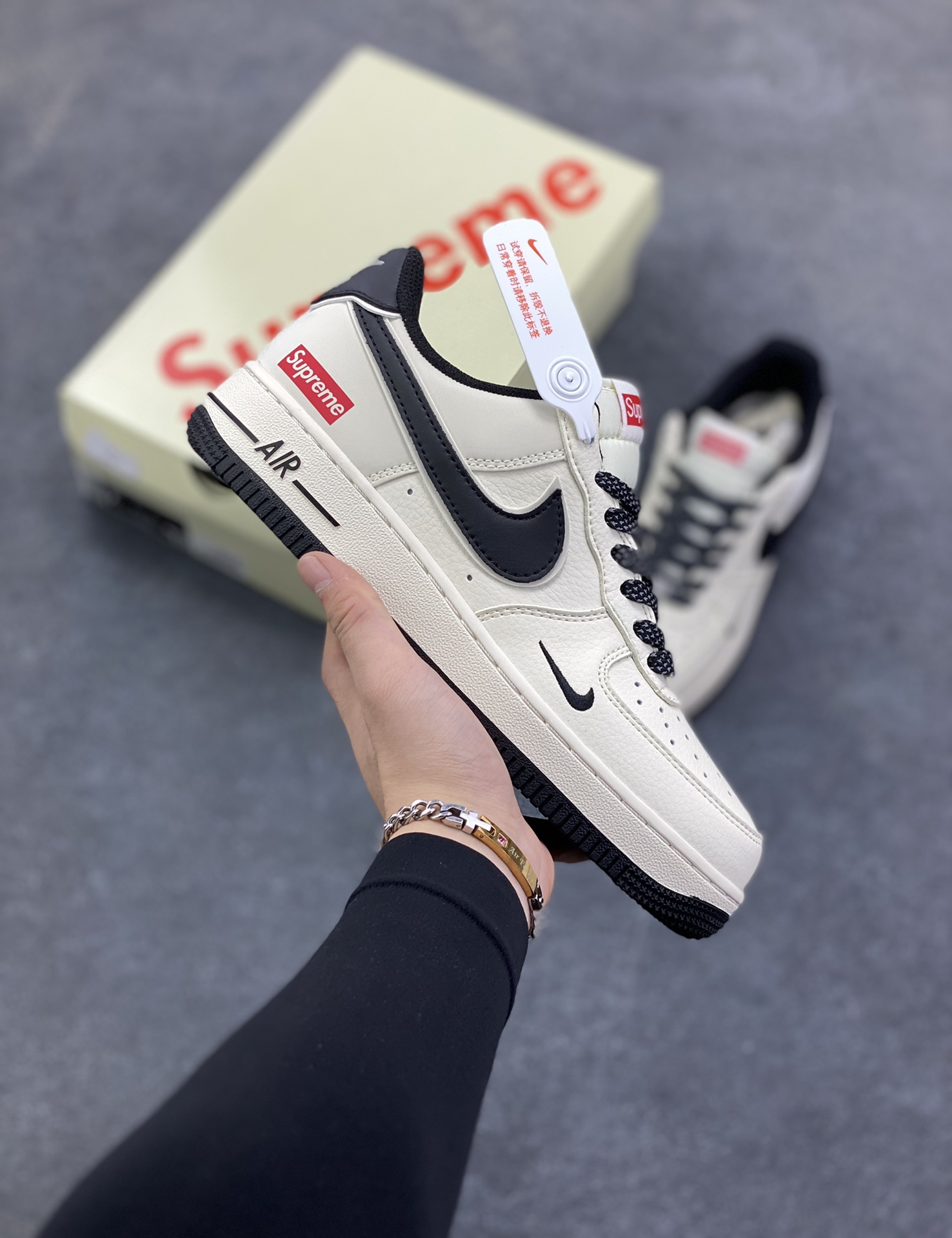 NIke Air Force 1 \’07 Low “Supreme联名——经典黑满天星”空军一号 低帮 运动鞋 休闲鞋 折边针车 工艺难度大 原楦头原纸板 原装鞋盒 定制五金配件 内置全掌气垫 原厂鞋底 货号：JP8028-059 尺码：36 36.5 37.5 38 38.5 39 40 40.5 41 42 42.5 43 44 44.5 45-选品中心