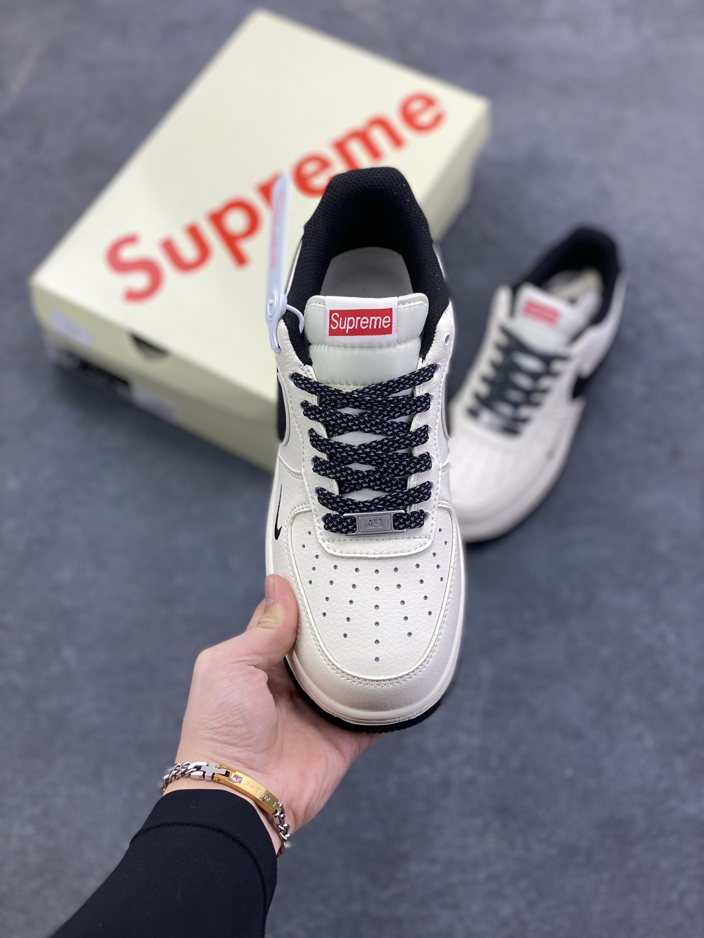 图片[2]-NIke Air Force 1 \’07 Low “Supreme联名——经典黑满天星”空军一号 低帮 运动鞋 休闲鞋 折边针车 工艺难度大 原楦头原纸板 原装鞋盒 定制五金配件 内置全掌气垫 原厂鞋底 货号：JP8028-059 尺码：36 36.5 37.5 38 38.5 39 40 40.5 41 42 42.5 43 44 44.5 45-选品中心