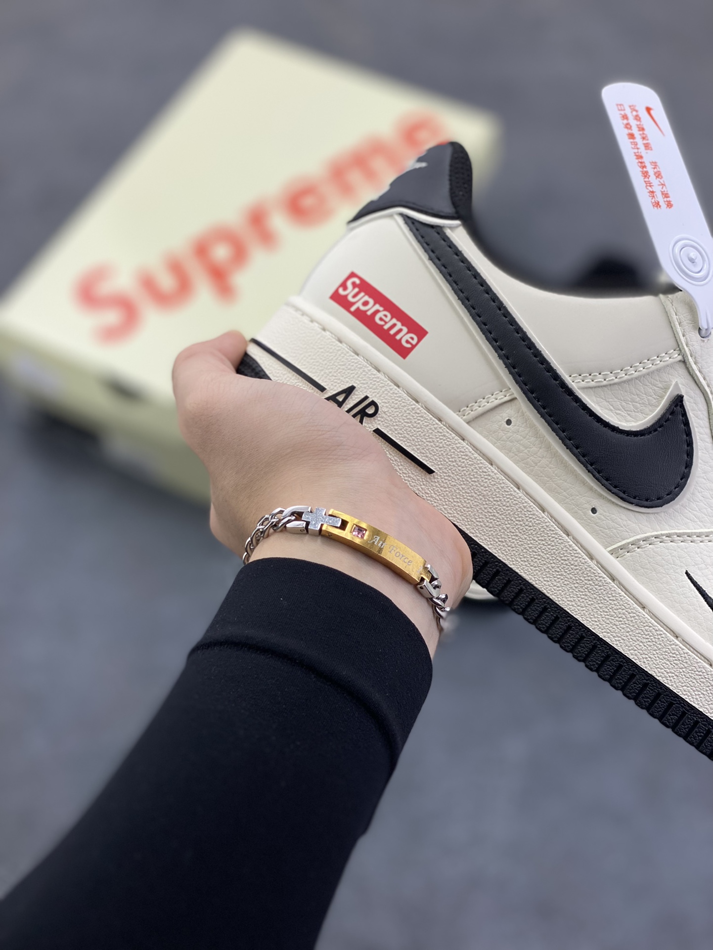 图片[6]-NIke Air Force 1 \’07 Low “Supreme联名——经典黑满天星”空军一号 低帮 运动鞋 休闲鞋 折边针车 工艺难度大 原楦头原纸板 原装鞋盒 定制五金配件 内置全掌气垫 原厂鞋底 货号：JP8028-059 尺码：36 36.5 37.5 38 38.5 39 40 40.5 41 42 42.5 43 44 44.5 45-选品中心