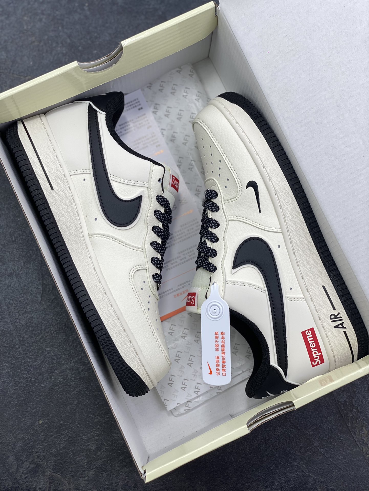 图片[9]-NIke Air Force 1 \’07 Low “Supreme联名——经典黑满天星”空军一号 低帮 运动鞋 休闲鞋 折边针车 工艺难度大 原楦头原纸板 原装鞋盒 定制五金配件 内置全掌气垫 原厂鞋底 货号：JP8028-059 尺码：36 36.5 37.5 38 38.5 39 40 40.5 41 42 42.5 43 44 44.5 45-选品中心