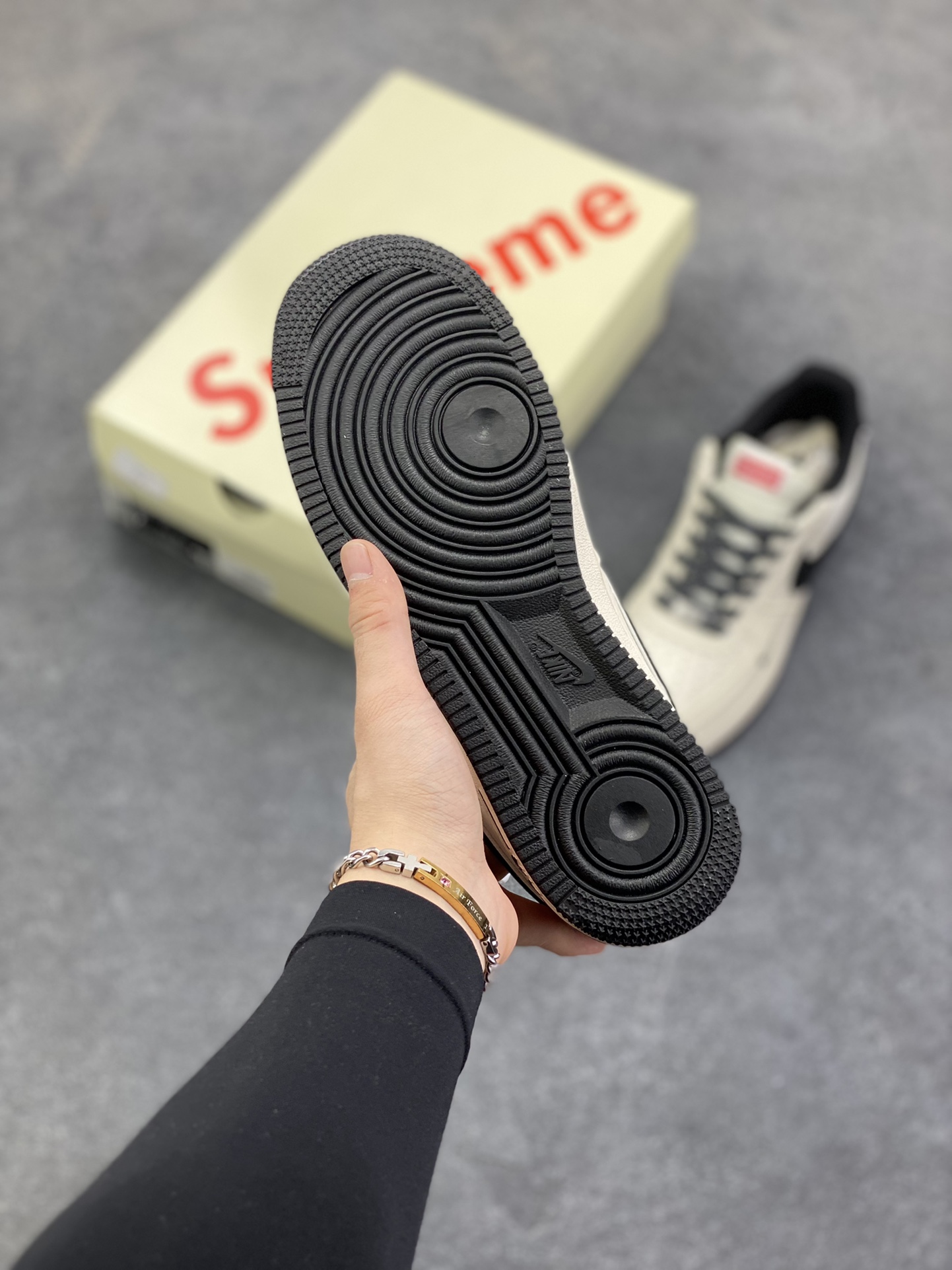图片[5]-NIke Air Force 1 \’07 Low “Supreme联名——经典黑满天星”空军一号 低帮 运动鞋 休闲鞋 折边针车 工艺难度大 原楦头原纸板 原装鞋盒 定制五金配件 内置全掌气垫 原厂鞋底 货号：JP8028-059 尺码：36 36.5 37.5 38 38.5 39 40 40.5 41 42 42.5 43 44 44.5 45-选品中心