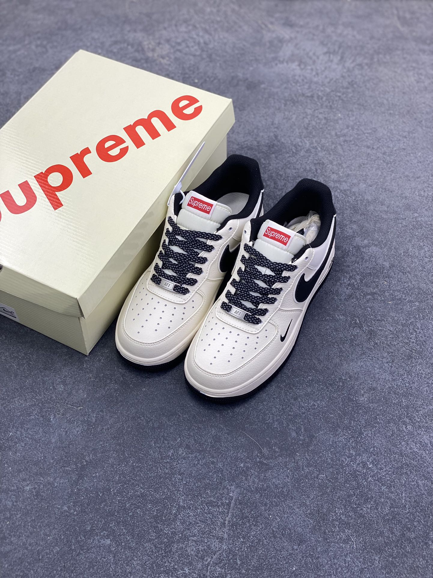 图片[7]-NIke Air Force 1 \’07 Low “Supreme联名——经典黑满天星”空军一号 低帮 运动鞋 休闲鞋 折边针车 工艺难度大 原楦头原纸板 原装鞋盒 定制五金配件 内置全掌气垫 原厂鞋底 货号：JP8028-059 尺码：36 36.5 37.5 38 38.5 39 40 40.5 41 42 42.5 43 44 44.5 45-选品中心