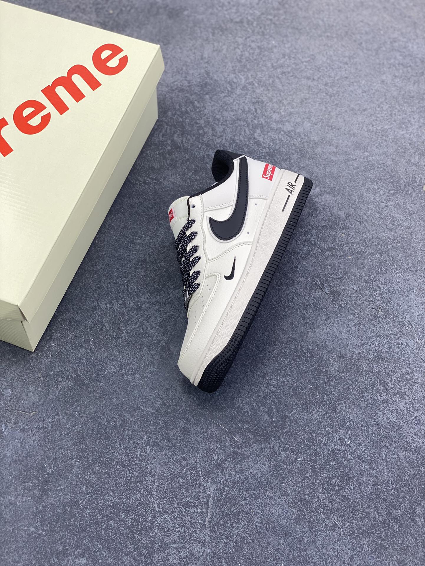 图片[8]-NIke Air Force 1 \’07 Low “Supreme联名——经典黑满天星”空军一号 低帮 运动鞋 休闲鞋 折边针车 工艺难度大 原楦头原纸板 原装鞋盒 定制五金配件 内置全掌气垫 原厂鞋底 货号：JP8028-059 尺码：36 36.5 37.5 38 38.5 39 40 40.5 41 42 42.5 43 44 44.5 45-选品中心