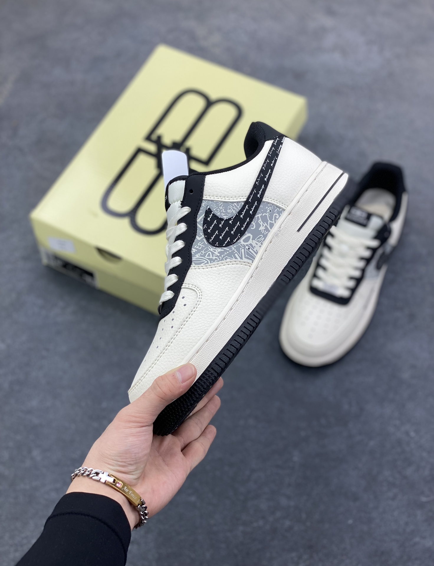 图片[3]-高端定制Nike Air Force 1 \’07 Low “巴黎世家联名—— 米白黑钩印刷” 高端定制 低帮休闲板鞋 定制鞋盒 大厂纯原品质出货 超高清洁度 皮料切割干净无任何毛边 细节完美 货号：XD2588-611 尺码：36 36.5 37.5 38 38.5 39 40 40.5 41 42 42.5 43 44 44.5 45-选品中心