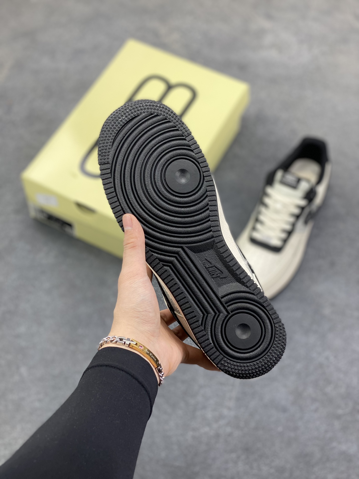 图片[5]-高端定制Nike Air Force 1 \’07 Low “巴黎世家联名—— 米白黑钩印刷” 高端定制 低帮休闲板鞋 定制鞋盒 大厂纯原品质出货 超高清洁度 皮料切割干净无任何毛边 细节完美 货号：XD2588-611 尺码：36 36.5 37.5 38 38.5 39 40 40.5 41 42 42.5 43 44 44.5 45-选品中心