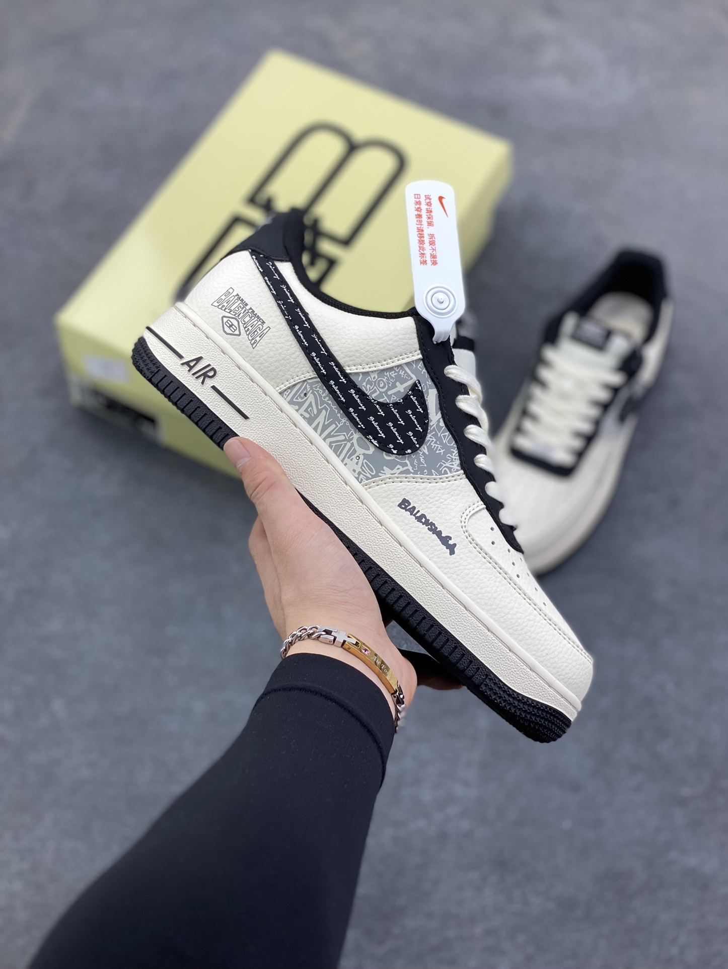 高端定制Nike Air Force 1 \'07 Low “巴黎世家联名------ 米白黑钩印刷” 高端定制 低帮休闲板鞋 定制鞋盒 大厂纯原品质出货 超高清洁度 皮料切割干净无任何毛边 细节完美 货号：XD2588-611 尺码：36 36.5 37.5 38 38.5 39 40 40.5 41 42 42.5 43 44 44.5 45-选品中心