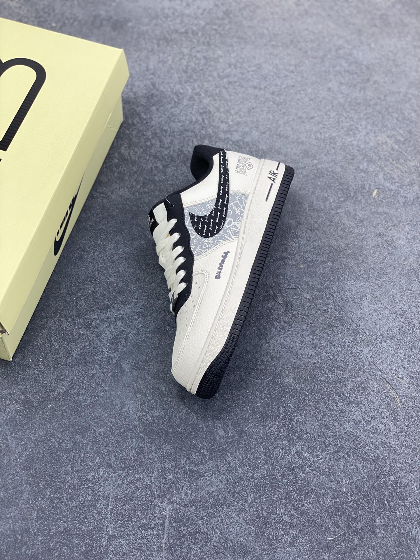 图片[7]-高端定制Nike Air Force 1 \’07 Low “巴黎世家联名—— 米白黑钩印刷” 高端定制 低帮休闲板鞋 定制鞋盒 大厂纯原品质出货 超高清洁度 皮料切割干净无任何毛边 细节完美 货号：XD2588-611 尺码：36 36.5 37.5 38 38.5 39 40 40.5 41 42 42.5 43 44 44.5 45-选品中心