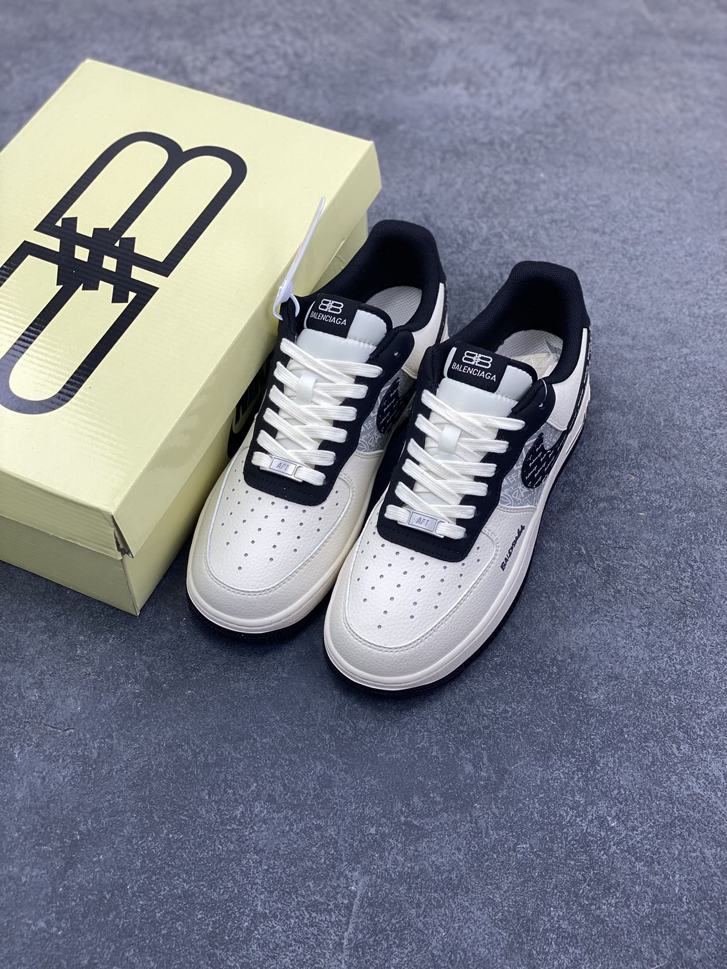图片[8]-高端定制Nike Air Force 1 \’07 Low “巴黎世家联名—— 米白黑钩印刷” 高端定制 低帮休闲板鞋 定制鞋盒 大厂纯原品质出货 超高清洁度 皮料切割干净无任何毛边 细节完美 货号：XD2588-611 尺码：36 36.5 37.5 38 38.5 39 40 40.5 41 42 42.5 43 44 44.5 45-选品中心