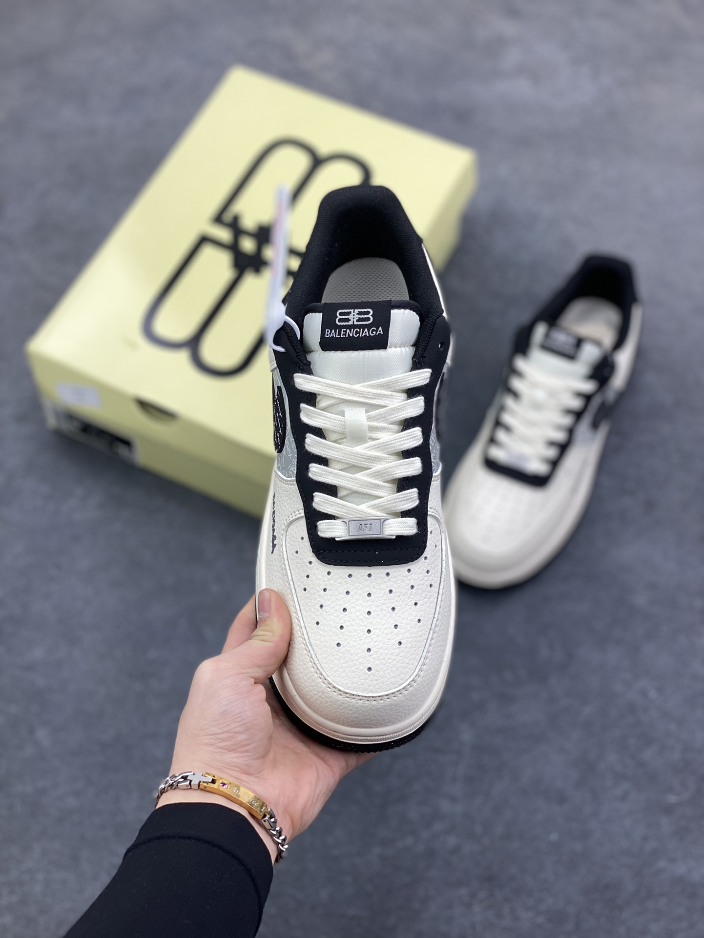 图片[2]-高端定制Nike Air Force 1 \’07 Low “巴黎世家联名—— 米白黑钩印刷” 高端定制 低帮休闲板鞋 定制鞋盒 大厂纯原品质出货 超高清洁度 皮料切割干净无任何毛边 细节完美 货号：XD2588-611 尺码：36 36.5 37.5 38 38.5 39 40 40.5 41 42 42.5 43 44 44.5 45-选品中心