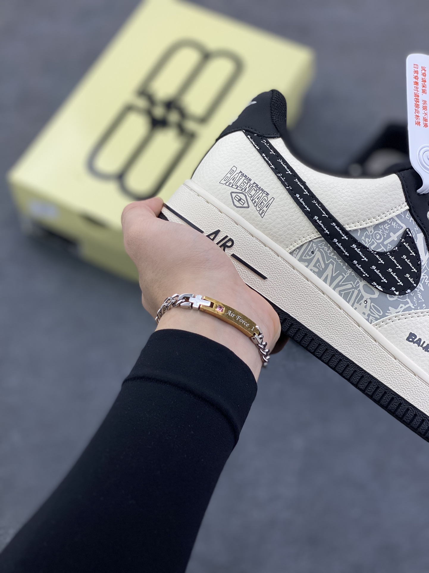 图片[6]-高端定制Nike Air Force 1 \’07 Low “巴黎世家联名—— 米白黑钩印刷” 高端定制 低帮休闲板鞋 定制鞋盒 大厂纯原品质出货 超高清洁度 皮料切割干净无任何毛边 细节完美 货号：XD2588-611 尺码：36 36.5 37.5 38 38.5 39 40 40.5 41 42 42.5 43 44 44.5 45-选品中心