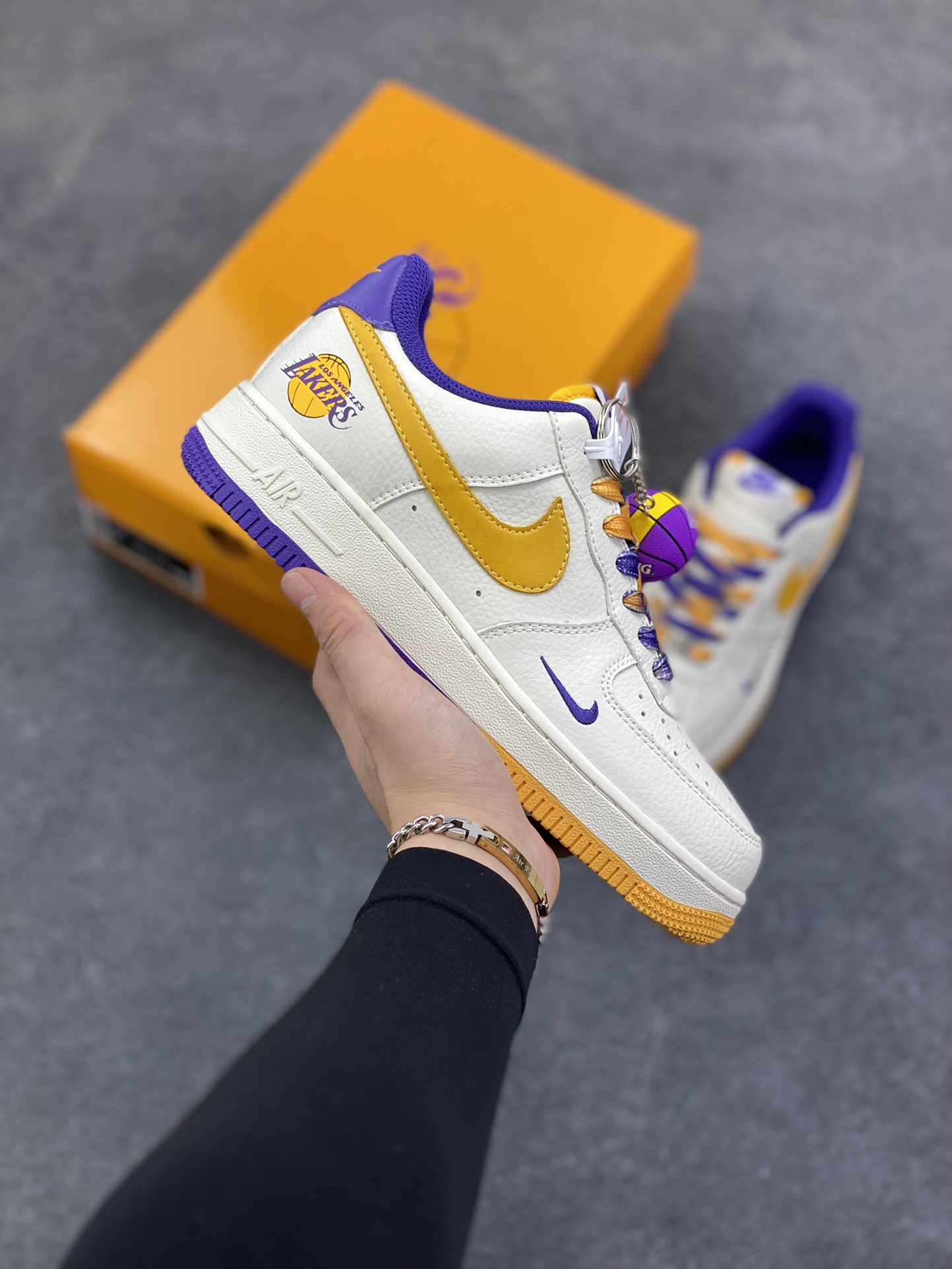 NIke Air Force 1 \'07 Low “NBA联名——紫金湖人”空军一号 低帮 运动鞋 休闲鞋 折边针车 工艺难度大 原楦头原纸板 原装鞋盒 定制五金配件 内置全掌气垫 原厂鞋底 货号：CS5288-006 尺码：36 36.5 37.5 38 38.5 39 40 40.5 41 42 42.5 43 44 44.5 45-选品中心