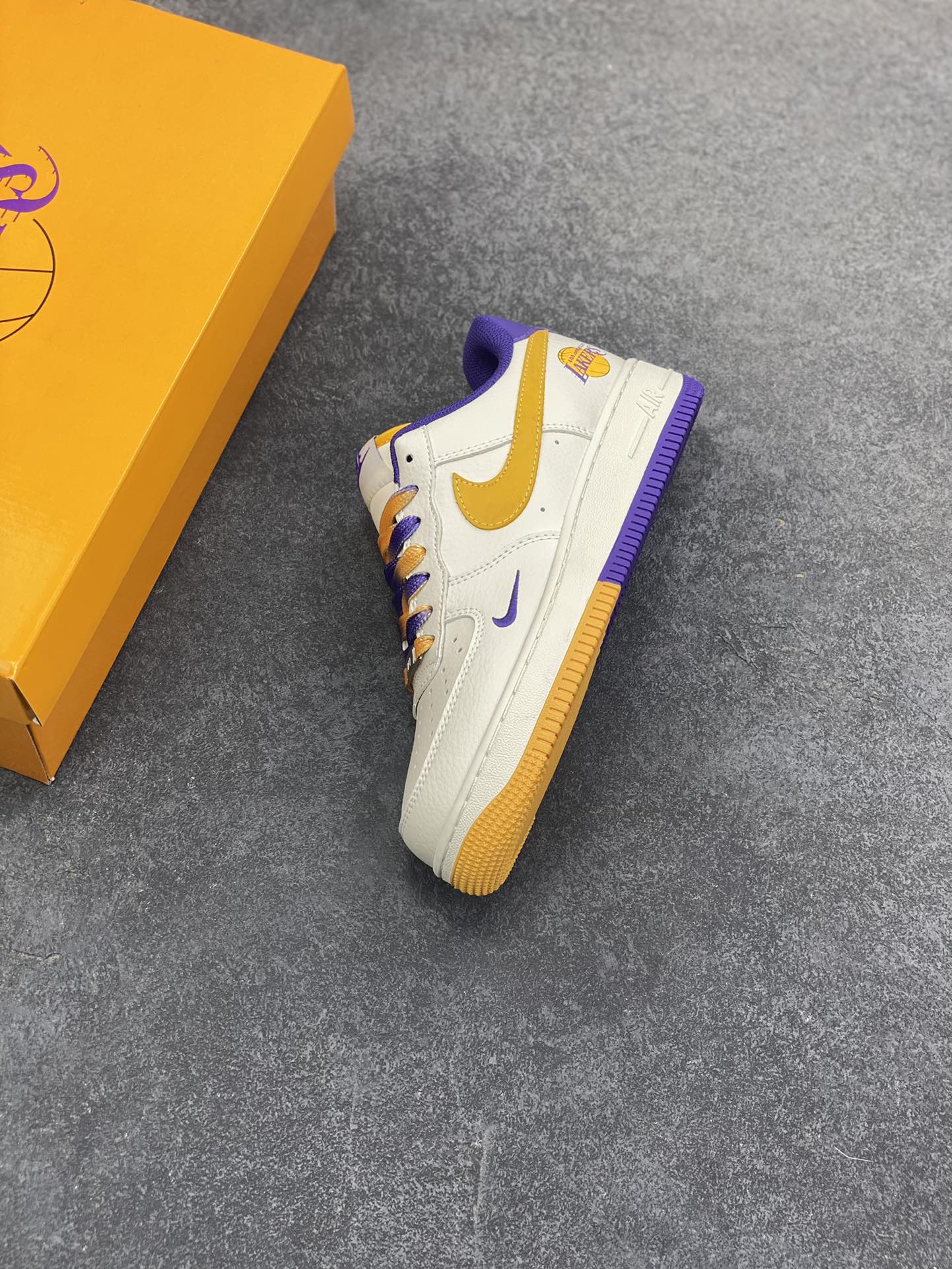 图片[7]-NIke Air Force 1 \’07 Low “NBA联名——紫金湖人”空军一号 低帮 运动鞋 休闲鞋 折边针车 工艺难度大 原楦头原纸板 原装鞋盒 定制五金配件 内置全掌气垫 原厂鞋底 货号：CS5288-006 尺码：36 36.5 37.5 38 38.5 39 40 40.5 41 42 42.5 43 44 44.5 45-选品中心