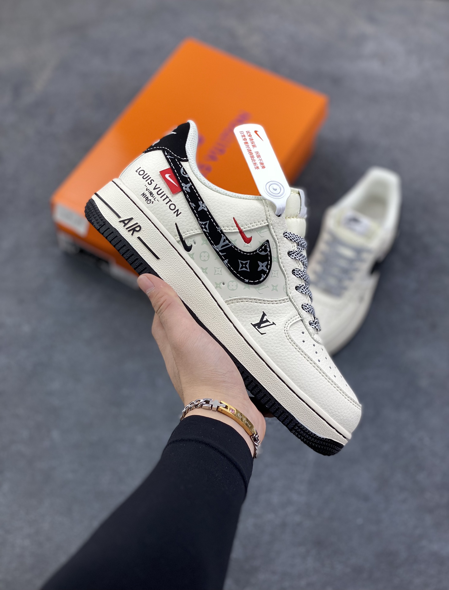 Nike Air Force 1 \’07 Low “LV联名——米黑印花勾”空军一号 高端定制 低帮 运动鞋 休闲鞋 折边针车 工艺难度大 原楦头原纸板 原装鞋盒 定制五金配件 内置全掌气垫 原厂鞋底 货号：MZ9588-809 尺码：36 36.5 37.5 38 38.5 39 40 40.5 41 42 42.5 43 44 44.5 45-选品中心