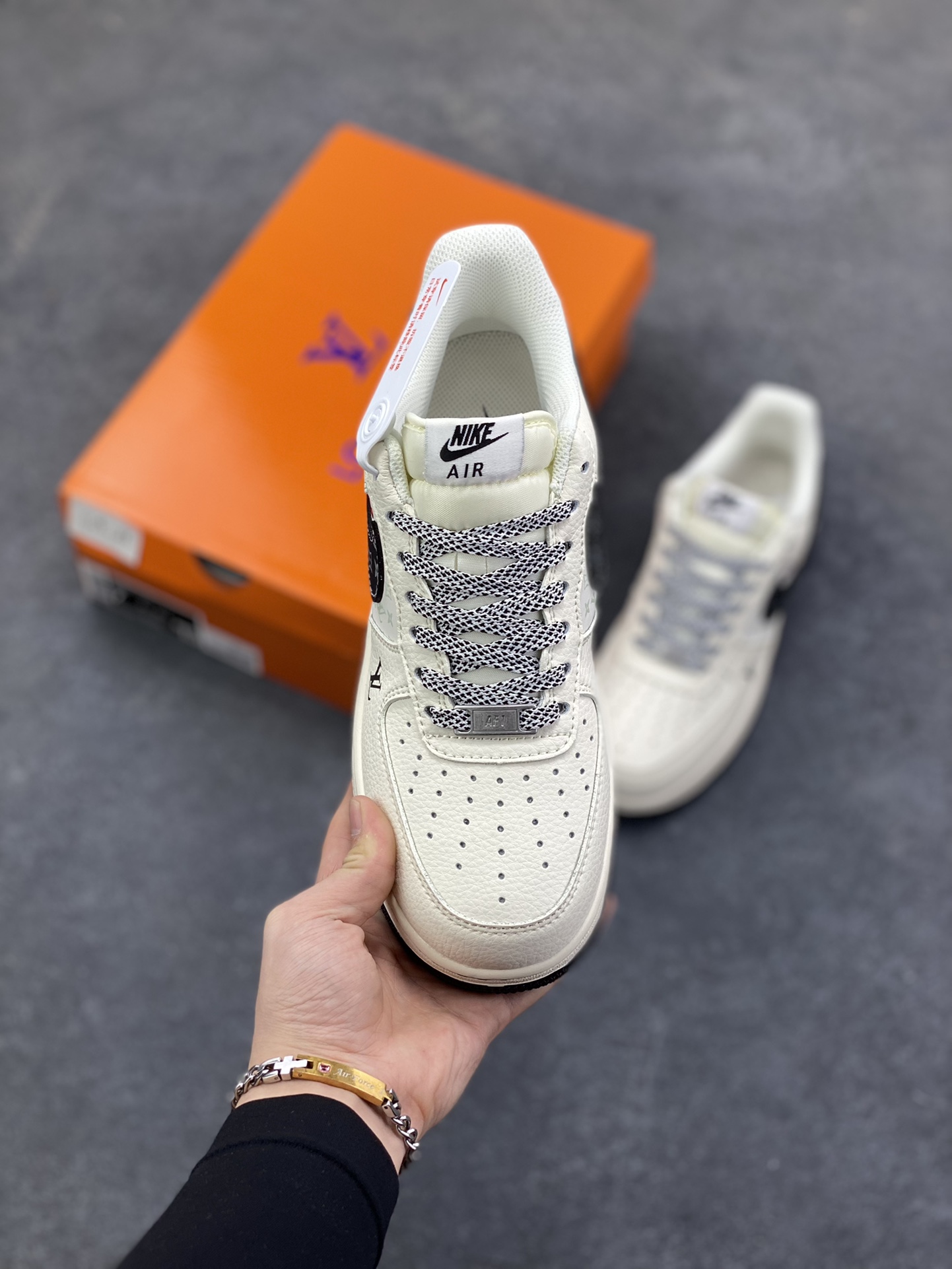 图片[2]-Nike Air Force 1 \’07 Low “LV联名——米黑印花勾”空军一号 高端定制 低帮 运动鞋 休闲鞋 折边针车 工艺难度大 原楦头原纸板 原装鞋盒 定制五金配件 内置全掌气垫 原厂鞋底 货号：MZ9588-809 尺码：36 36.5 37.5 38 38.5 39 40 40.5 41 42 42.5 43 44 44.5 45-选品中心