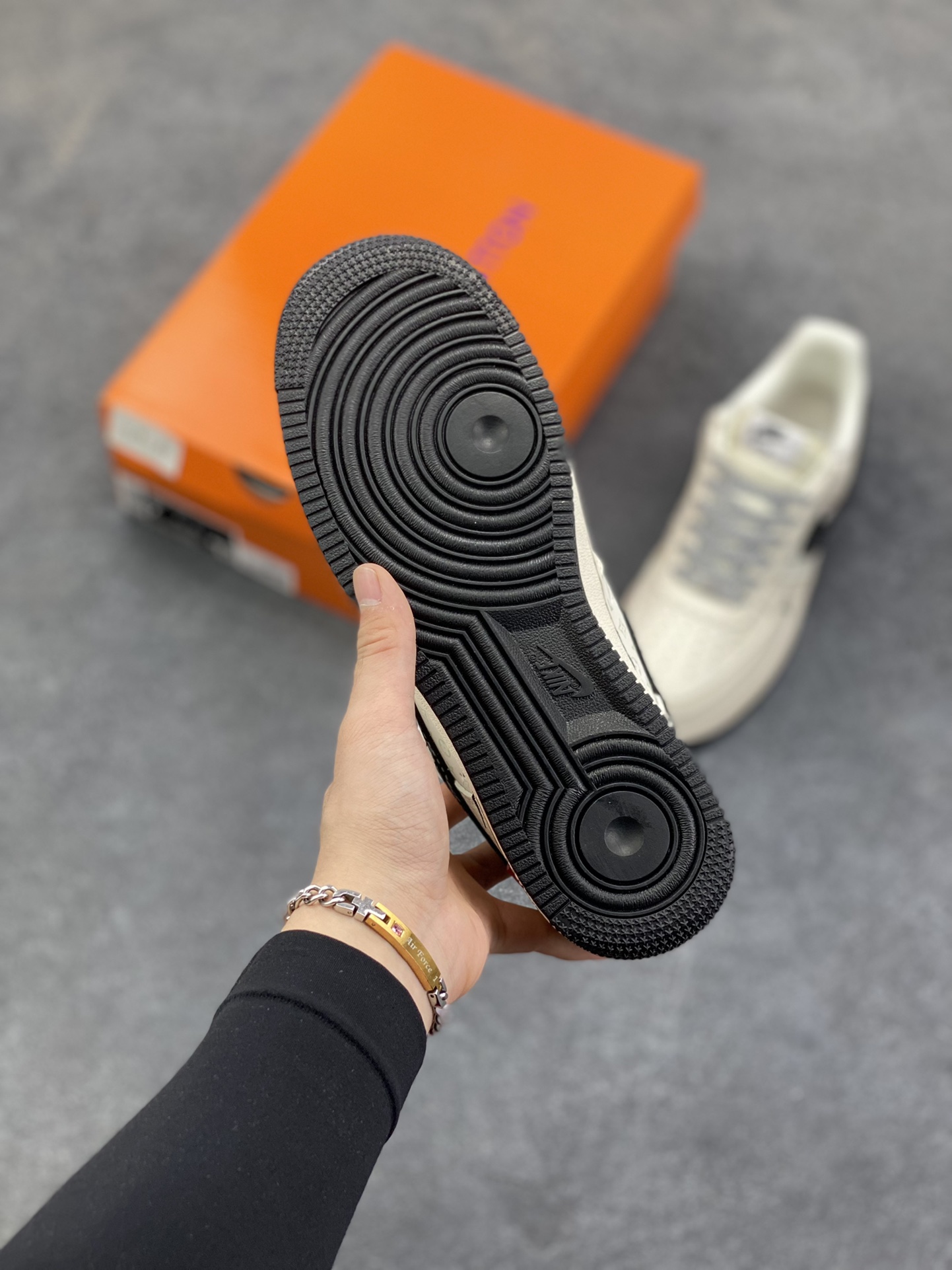 图片[5]-Nike Air Force 1 \’07 Low “LV联名——米黑印花勾”空军一号 高端定制 低帮 运动鞋 休闲鞋 折边针车 工艺难度大 原楦头原纸板 原装鞋盒 定制五金配件 内置全掌气垫 原厂鞋底 货号：MZ9588-809 尺码：36 36.5 37.5 38 38.5 39 40 40.5 41 42 42.5 43 44 44.5 45-选品中心