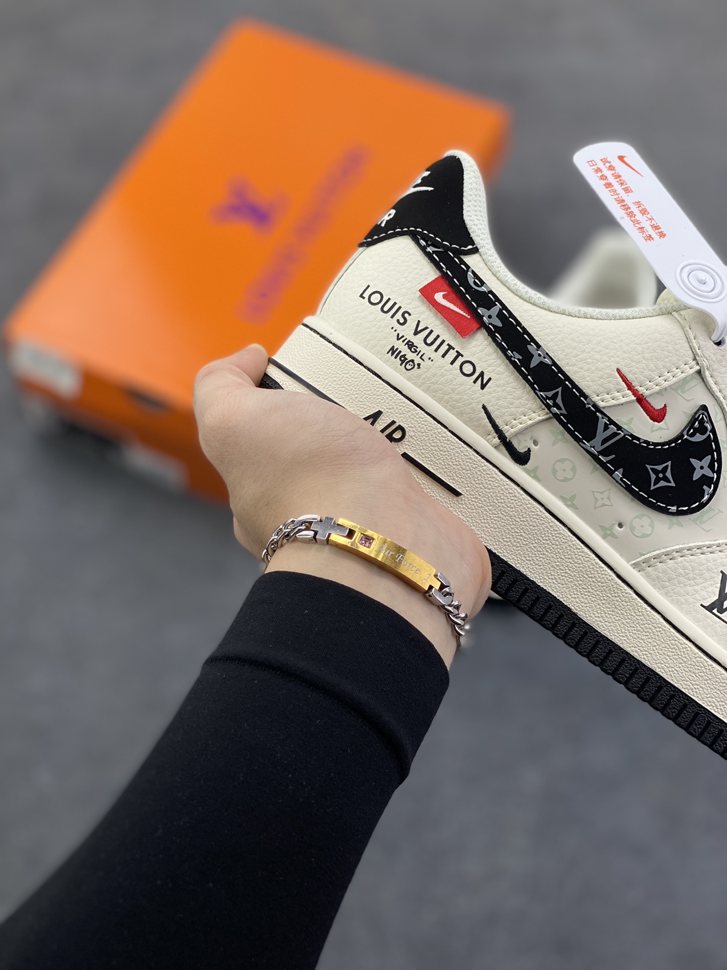 图片[6]-Nike Air Force 1 \’07 Low “LV联名——米黑印花勾”空军一号 高端定制 低帮 运动鞋 休闲鞋 折边针车 工艺难度大 原楦头原纸板 原装鞋盒 定制五金配件 内置全掌气垫 原厂鞋底 货号：MZ9588-809 尺码：36 36.5 37.5 38 38.5 39 40 40.5 41 42 42.5 43 44 44.5 45-选品中心