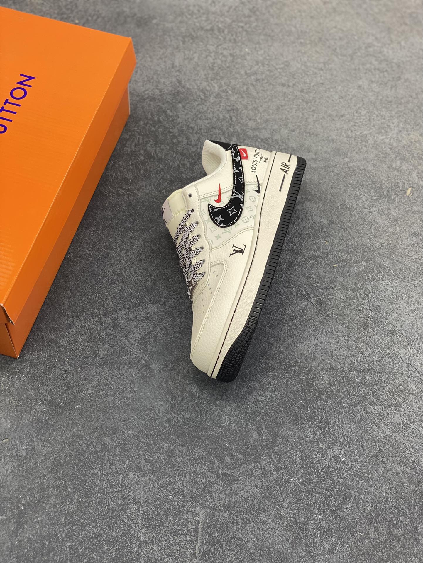 图片[7]-Nike Air Force 1 \’07 Low “LV联名——米黑印花勾”空军一号 高端定制 低帮 运动鞋 休闲鞋 折边针车 工艺难度大 原楦头原纸板 原装鞋盒 定制五金配件 内置全掌气垫 原厂鞋底 货号：MZ9588-809 尺码：36 36.5 37.5 38 38.5 39 40 40.5 41 42 42.5 43 44 44.5 45-选品中心