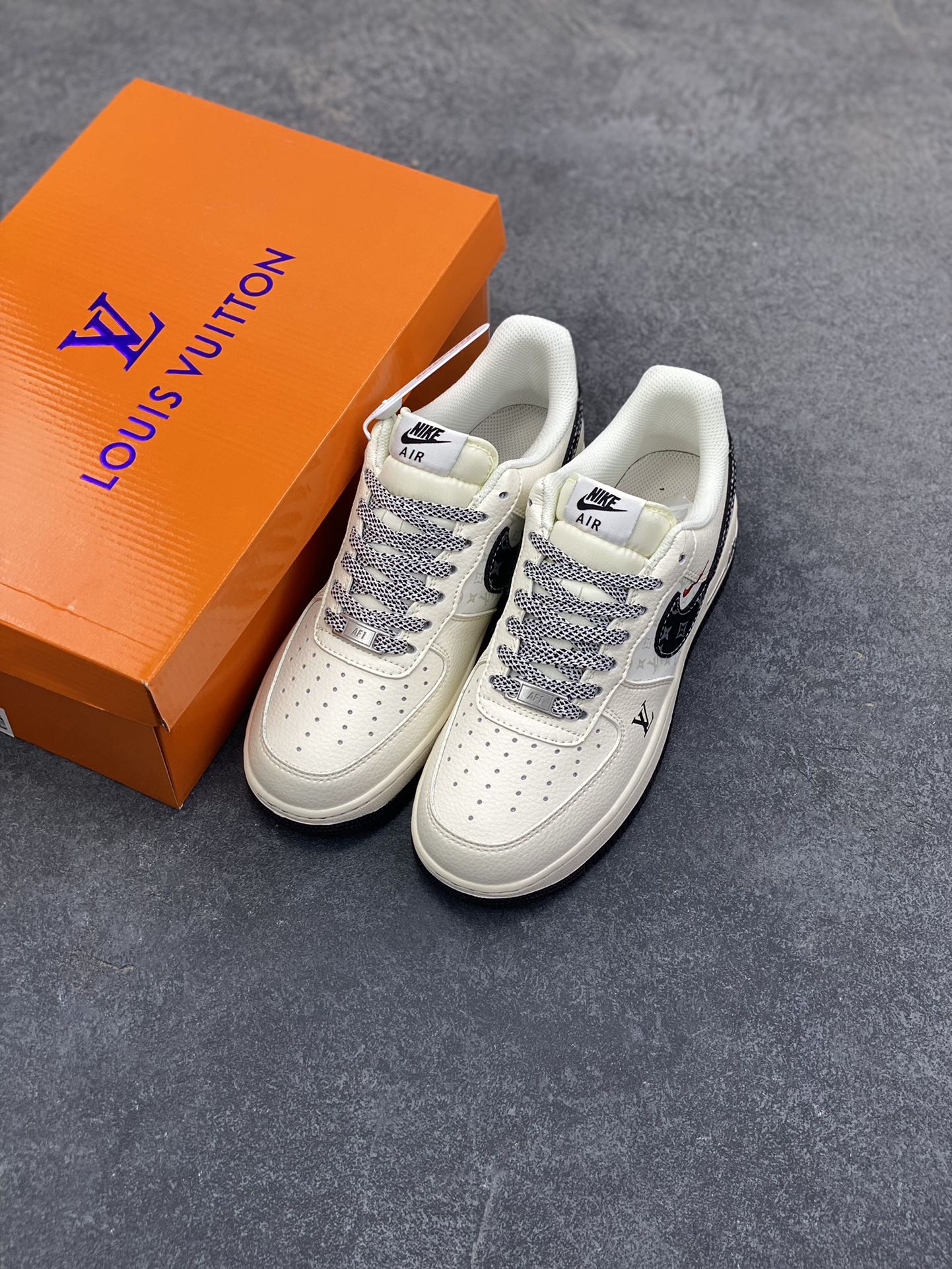 图片[8]-Nike Air Force 1 \’07 Low “LV联名——米黑印花勾”空军一号 高端定制 低帮 运动鞋 休闲鞋 折边针车 工艺难度大 原楦头原纸板 原装鞋盒 定制五金配件 内置全掌气垫 原厂鞋底 货号：MZ9588-809 尺码：36 36.5 37.5 38 38.5 39 40 40.5 41 42 42.5 43 44 44.5 45-选品中心