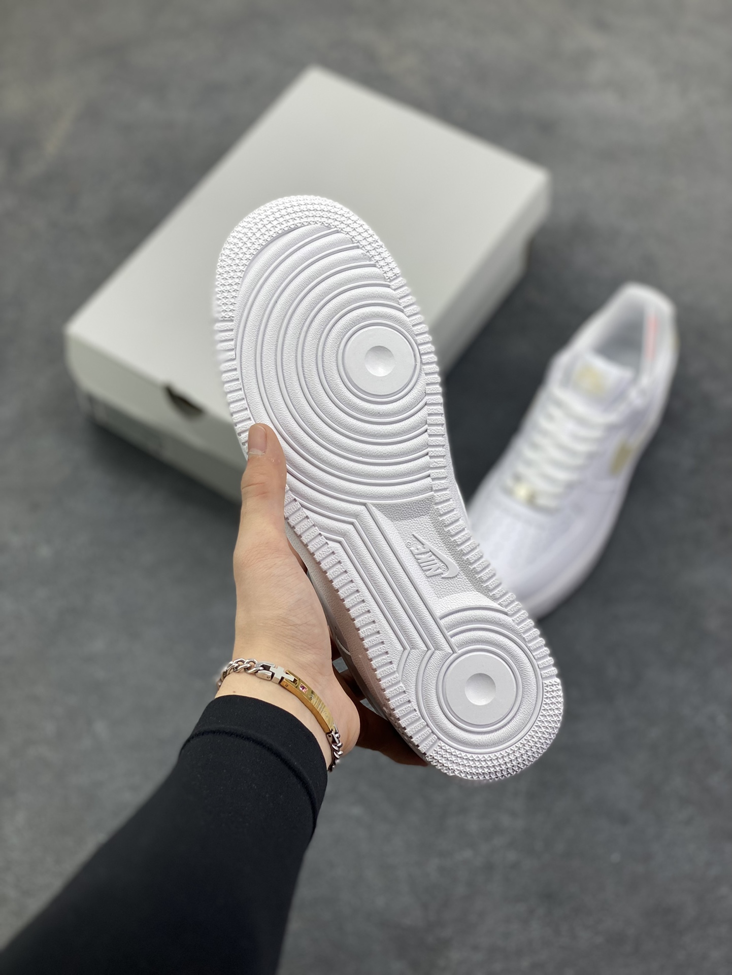 图片[5]-Nike Air Force 1‘07 Low 白腾黄 空军一号低帮休闲板鞋 原楦头原纸板 打造纯正空军版型#专注外贸渠道 全掌内置蜂窝气垫 #原盒配件 原厂中底钢印、拉帮完美 货号：FJ4146-120 尺码：36 36.5 37.5 38 38.5 39 40 40.5 41 42 42.5 43 44 44.5 45-选品中心