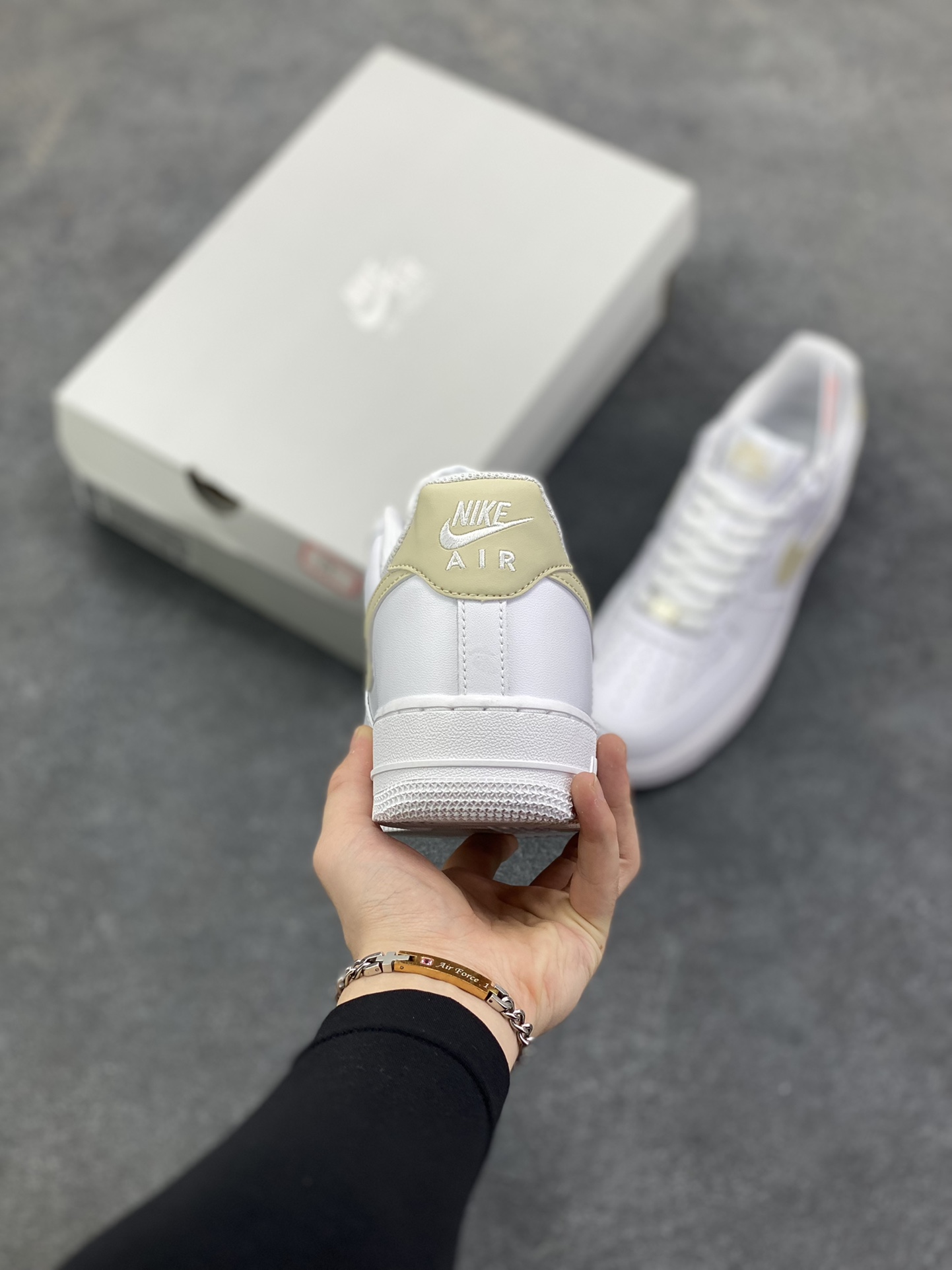 图片[4]-Nike Air Force 1‘07 Low 白腾黄 空军一号低帮休闲板鞋 原楦头原纸板 打造纯正空军版型#专注外贸渠道 全掌内置蜂窝气垫 #原盒配件 原厂中底钢印、拉帮完美 货号：FJ4146-120 尺码：36 36.5 37.5 38 38.5 39 40 40.5 41 42 42.5 43 44 44.5 45-选品中心