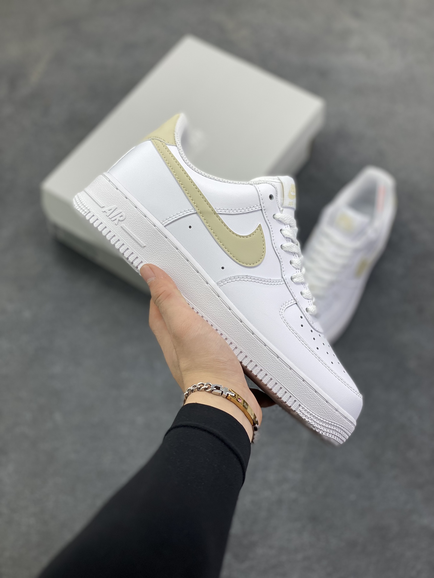 Nike Air Force 1‘07 Low 白腾黄 空军一号低帮休闲板鞋 原楦头原纸板 打造纯正空军版型#专注外贸渠道 全掌内置蜂窝气垫 #原盒配件 原厂中底钢印、拉帮完美 货号：FJ4146-120 尺码：36 36.5 37.5 38 38.5 39 40 40.5 41 42 42.5 43 44 44.5 45-选品中心