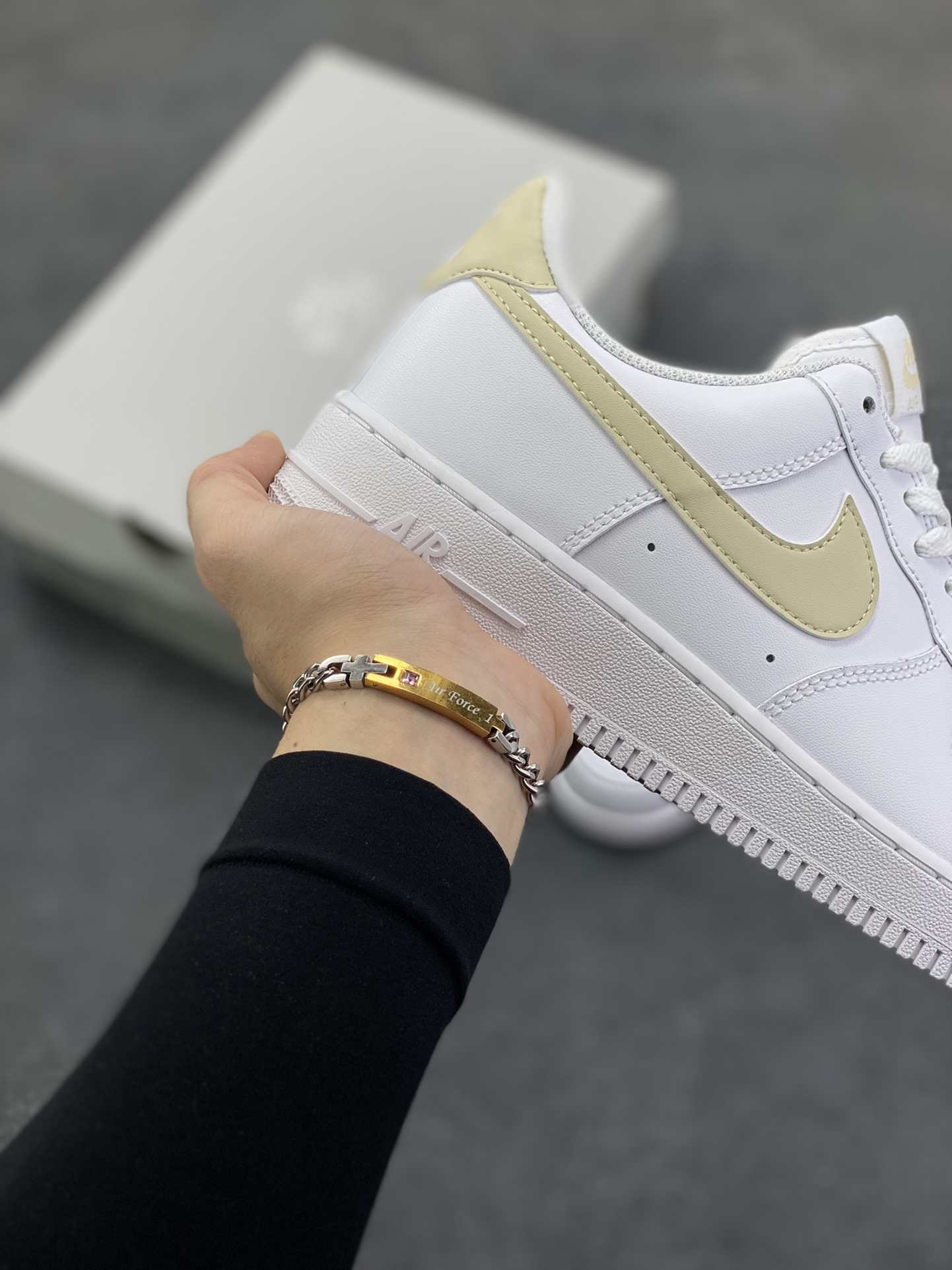 图片[6]-Nike Air Force 1‘07 Low 白腾黄 空军一号低帮休闲板鞋 原楦头原纸板 打造纯正空军版型#专注外贸渠道 全掌内置蜂窝气垫 #原盒配件 原厂中底钢印、拉帮完美 货号：FJ4146-120 尺码：36 36.5 37.5 38 38.5 39 40 40.5 41 42 42.5 43 44 44.5 45-选品中心