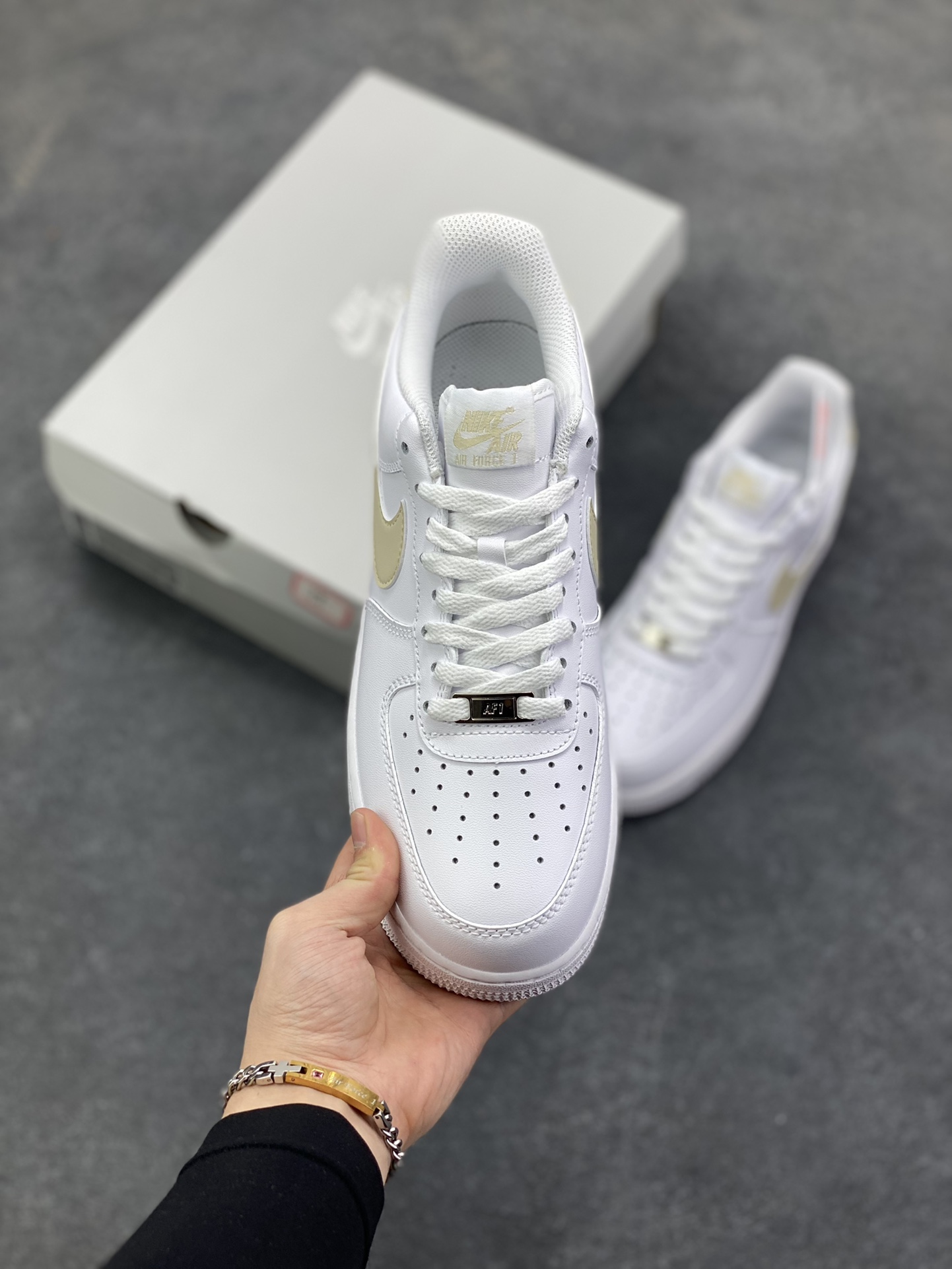图片[2]-Nike Air Force 1‘07 Low 白腾黄 空军一号低帮休闲板鞋 原楦头原纸板 打造纯正空军版型#专注外贸渠道 全掌内置蜂窝气垫 #原盒配件 原厂中底钢印、拉帮完美 货号：FJ4146-120 尺码：36 36.5 37.5 38 38.5 39 40 40.5 41 42 42.5 43 44 44.5 45-选品中心