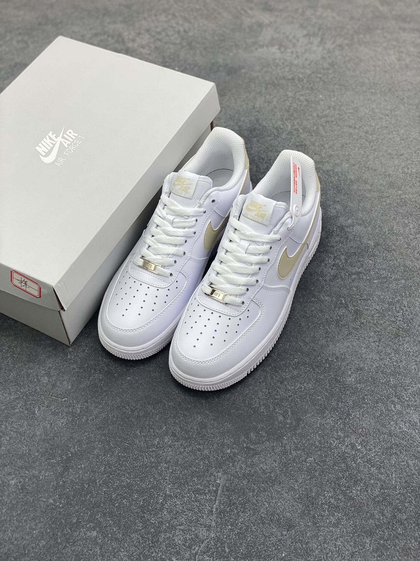 图片[7]-Nike Air Force 1‘07 Low 白腾黄 空军一号低帮休闲板鞋 原楦头原纸板 打造纯正空军版型#专注外贸渠道 全掌内置蜂窝气垫 #原盒配件 原厂中底钢印、拉帮完美 货号：FJ4146-120 尺码：36 36.5 37.5 38 38.5 39 40 40.5 41 42 42.5 43 44 44.5 45-选品中心