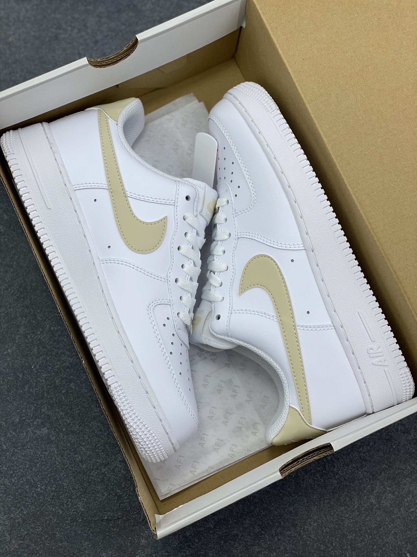 图片[9]-Nike Air Force 1‘07 Low 白腾黄 空军一号低帮休闲板鞋 原楦头原纸板 打造纯正空军版型#专注外贸渠道 全掌内置蜂窝气垫 #原盒配件 原厂中底钢印、拉帮完美 货号：FJ4146-120 尺码：36 36.5 37.5 38 38.5 39 40 40.5 41 42 42.5 43 44 44.5 45-选品中心