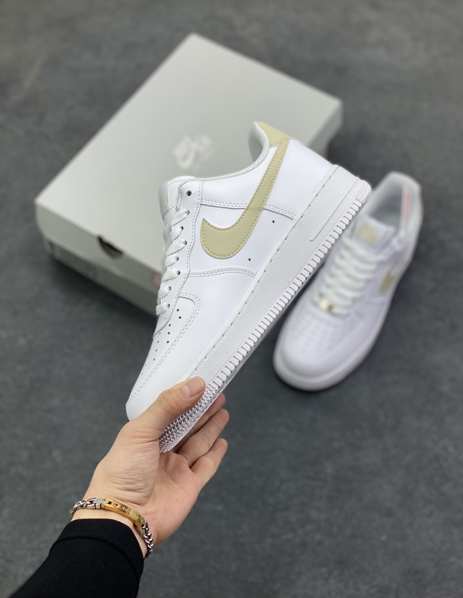 图片[3]-Nike Air Force 1‘07 Low 白腾黄 空军一号低帮休闲板鞋 原楦头原纸板 打造纯正空军版型#专注外贸渠道 全掌内置蜂窝气垫 #原盒配件 原厂中底钢印、拉帮完美 货号：FJ4146-120 尺码：36 36.5 37.5 38 38.5 39 40 40.5 41 42 42.5 43 44 44.5 45-选品中心