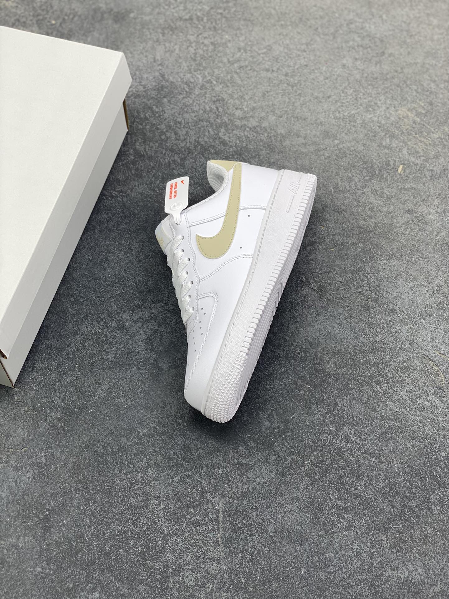 图片[8]-Nike Air Force 1‘07 Low 白腾黄 空军一号低帮休闲板鞋 原楦头原纸板 打造纯正空军版型#专注外贸渠道 全掌内置蜂窝气垫 #原盒配件 原厂中底钢印、拉帮完美 货号：FJ4146-120 尺码：36 36.5 37.5 38 38.5 39 40 40.5 41 42 42.5 43 44 44.5 45-选品中心