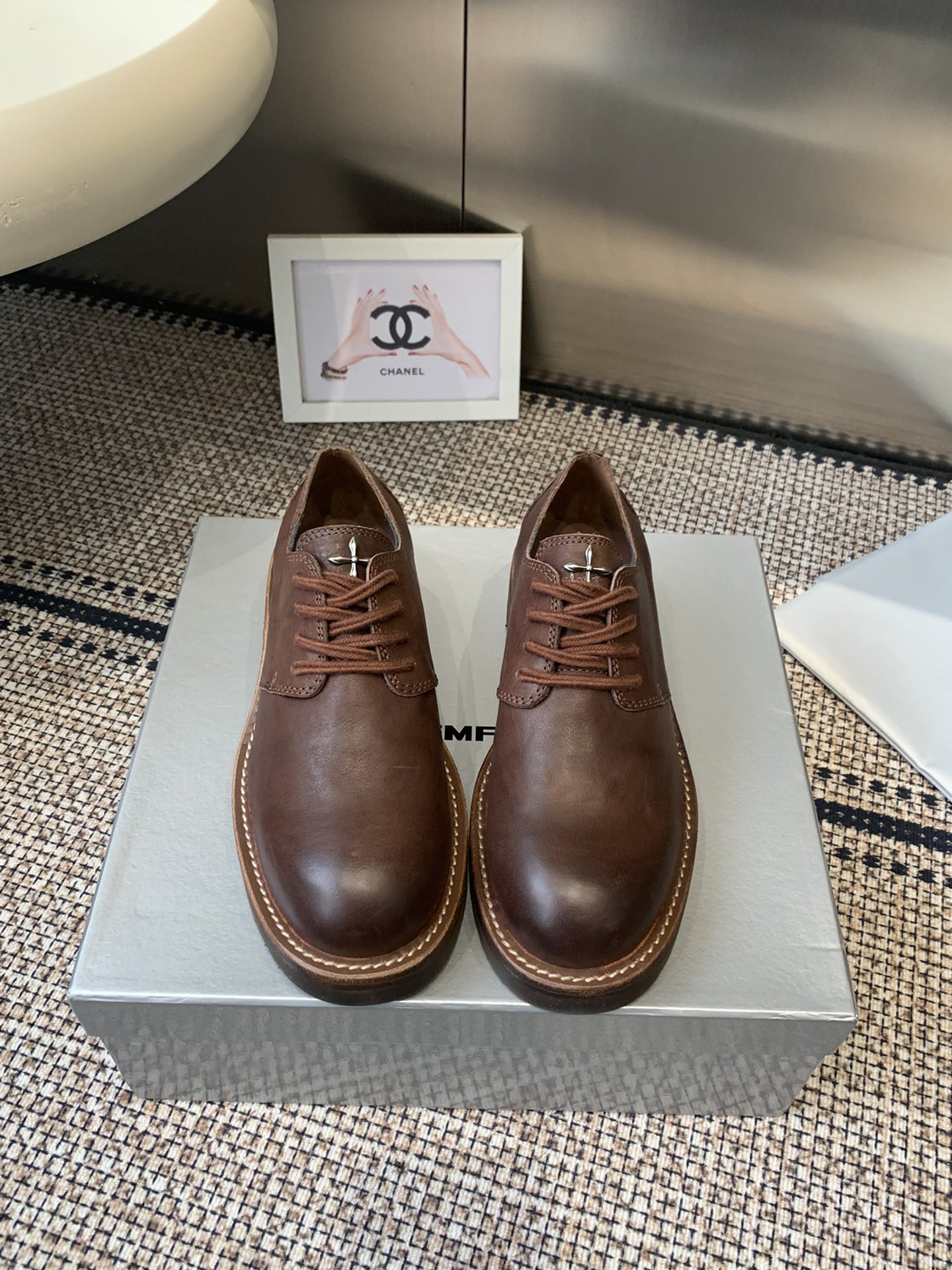 NO:615476,SMFK's new autumn and winter cross-flower metal badge lace-up shoes. This pair of boots is a very textured oil wax distressed color. It is made with vegetable-tanned cowhide fabric. The outsole is fixed and stitched using Goodyear technology. It is mainly worn on the upper foot to really show the slim legs. It is super versatile and handsome. The fabric is imported old horsehide and cowhide lining. The sole is original molded.  Size 35-40 (40 customized), boots loafers, loafers, boots, cowhide19860909SMFK 秋冬新款 十字花金属徽章 系带单鞋  这双长靴 是很有质感的油蜡做旧色 配合植鞣牛皮面料制作而成 大底使用固特异工艺进行固定缝合 主要是上脚穿真的显腿细 超级百搭出彩帅气 面料进口做旧马皮 内里牛皮 鞋底原版开模 码数35-40（40定做）,靴子乐福鞋,loafers,boots,cowhide,Women's Shoes