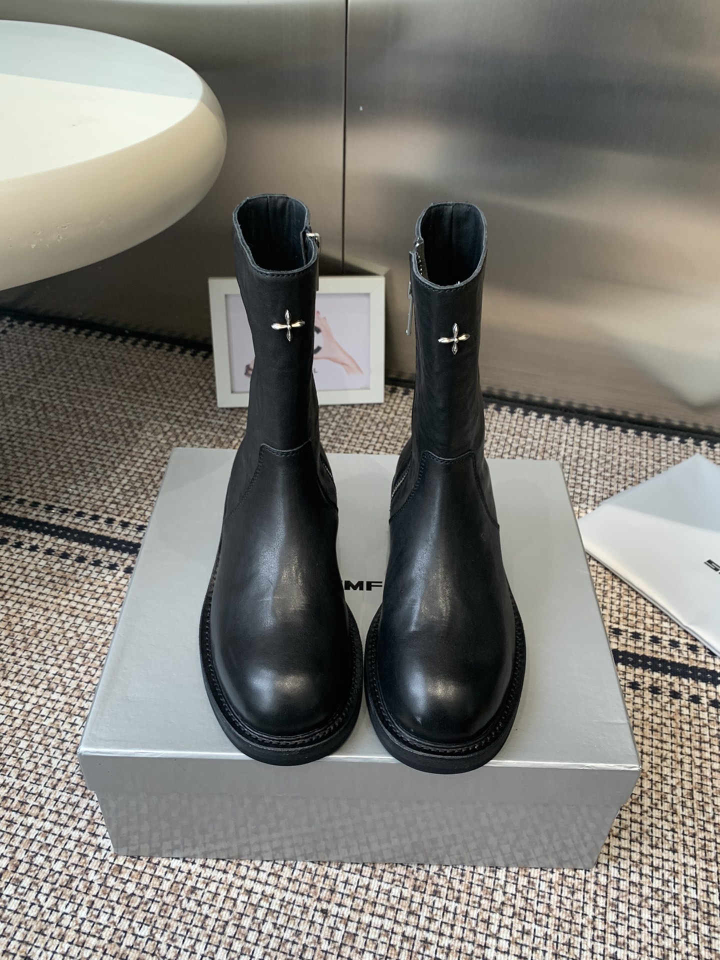 NO:615478,SMFK autumn and winter new cross flower metal badge short boots. This pair of boots is a very textured old oil wax color. It is made with vegetable tanned cowhide fabric. The outsole is fixed and stitched using Goodyear technology. It is mainly worn on the upper foot to really show the slim legs. It is super versatile and handsome. The fabric is imported old horsehide and cowhide lining. The original molding of the sole is 35-40 (customized in 40), boots loafers, loafers, boots, cowhide19860909SMFK 秋冬新款 十字花金属徽章 短靴  这双长靴 是很有质感的油蜡做旧色 配合植鞣牛皮面料制作而成 大底使用固特异工艺进行固定缝合 主要是上脚穿真的显腿细 超级百搭出彩帅气 面料进口做旧马皮 内里牛皮 鞋底原版开模 码数35-40（40定做）,靴子乐福鞋,loafers,boots,cowhide,Women's Shoes