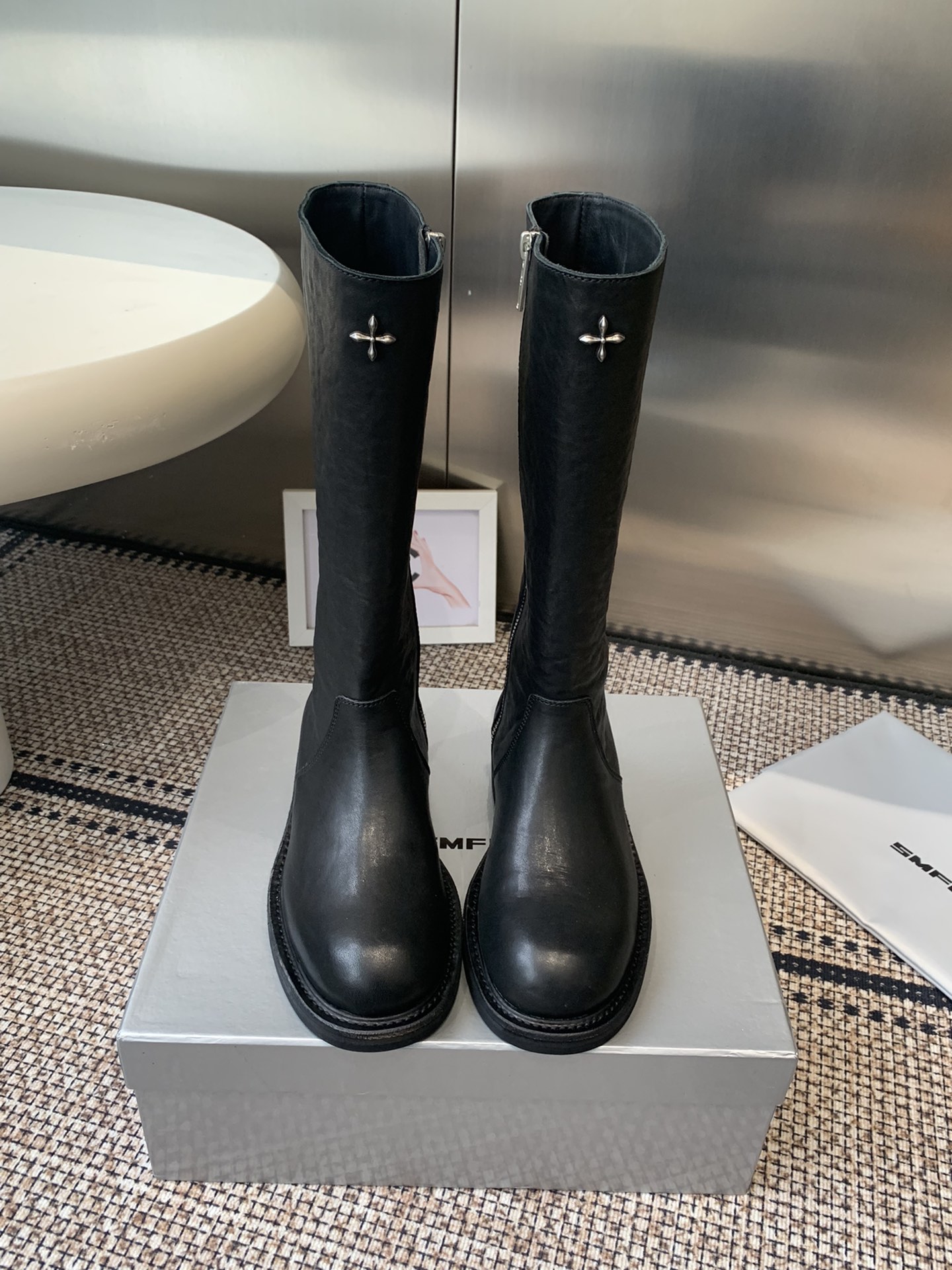 NO:615480,SMFK autumn and winter new cross flower metal badge boots. This pair of boots is a very textured oil wax aged color. It is made with vegetable tanned cowhide fabric. The outsole is fixed and stitched using Goodyear technology. It is mainly worn on the upper foot to really show the slim legs. It is super versatile and handsome. The fabric is imported distressed horsehide and cowhide lining. The original molding number of the sole is 35-40 (customized in 40), boots loafers, loafers, boots, cowhide19860909SMFK 秋冬新款 十字花金属徽章 长靴  这双长靴 是很有质感的油蜡做旧色 配合植鞣牛皮面料制作而成 大底使用固特异工艺进行固定缝合 主要是上脚穿真的显腿细 超级百搭出彩帅气 面料进口做旧马皮 内里牛皮 鞋底原版开模 码数35-40（40定做）,靴子乐福鞋,loafers,boots,cowhide,Women's Shoes