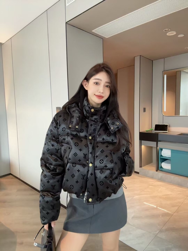 NO:591846,Style number G25111356 LOUIS*Lvjia LV new model, customized high-end satin flocking jacquard fabric, national standard 90% goose down filling to thicken and keep warm!  Classic presbyopic letter logo zip fly short hooded bread jacket down jacket!  Beige, black, (M size shoulder width 51, chest 130, sleeve length 59, dress length 50) hair,,louis vuitton,louis vuitton,louis vuitton,louis vuitton,jackets & coats,down jacket,hats,alexander wang19860909款号G25111356 LOUIS*驴家LV新款 定制高级感缎面植绒提花面料、国标90％鹅绒填充物加厚保暖！经典老花字母logo拉链门襟短款连帽面包服外套羽绒服！米色、黑色、（M码肩宽51,胸围130,袖长59,衣长50）发,,louis vuitton,louis vuitton,louis vuitton,louis vuitton,jackets & coats,down jacket,hats,alexander wang,Women's clothing