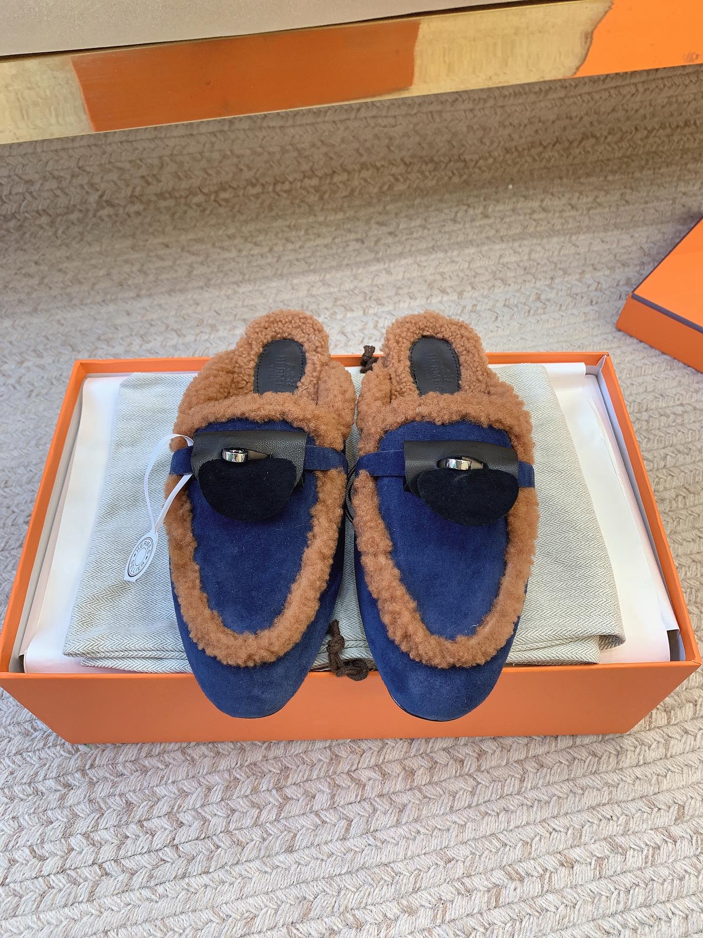 NO:693809,HERME* 25 must-have wool half slippers for autumn and winter. Upper: cowhide suede. Lining: wool. Italian genuine leather outsole. Size: 35-41. Half slippers, hermes, cowhide, chamois leather, Leather soles.19860909HERME* 25秋冬必备羊毛半拖 鞋面 牛皮麂皮 内里 羊毛 意大利真皮大底 码数 35-41,半拖毛毛鞋,hermes,cowhide,chamois leather,Leather soles,Women's Shoes