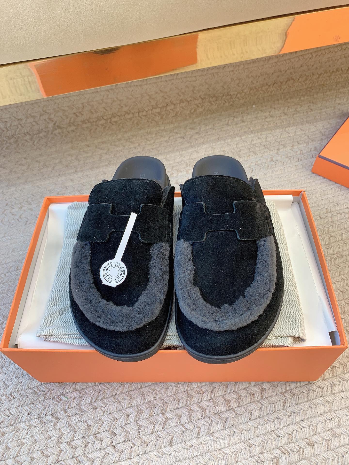 NO:693804,(Men's code) Couple model HERME* 25 autumn and winter must-have wool half slippers Upper cowhide suede Lining Wool Italian genuine leather outsole Size 35-41, half slippers, hermes, cowhide, chamois leather, Leather soles19860909（男码） 情侣款 HERME* 25秋冬必备羊毛半拖 鞋面 牛皮麂皮 内里 羊毛 意大利真皮大底 码数 35-41,半拖毛毛鞋,hermes,cowhide,chamois leather,Leather soles,Women's Shoes