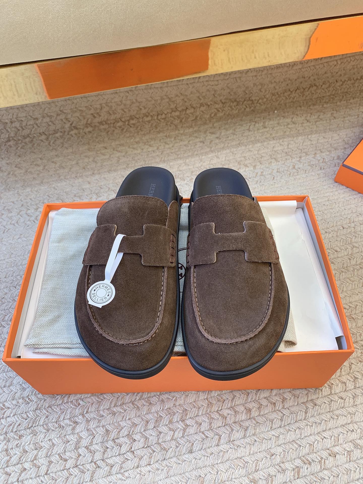 NO:693790,(Men's code) Couple model HERME* 25 must-have half-mules for autumn and winter. Upper: cowhide suede. Lining: sheepskin. Italian genuine leather outsole. Size: 35-41, half-mules, hermes, cowhide, sheepskin, chamois leather, Leather soles.19860909（男码） 情侣款 HERME* 25秋冬必备半拖穆勒鞋 鞋面 牛皮麂皮 内里 羊皮 意大利真皮大底 码数 35-41,半拖,hermes,cowhide,sheepskin,chamois leather,Leather soles,Women's Shoes