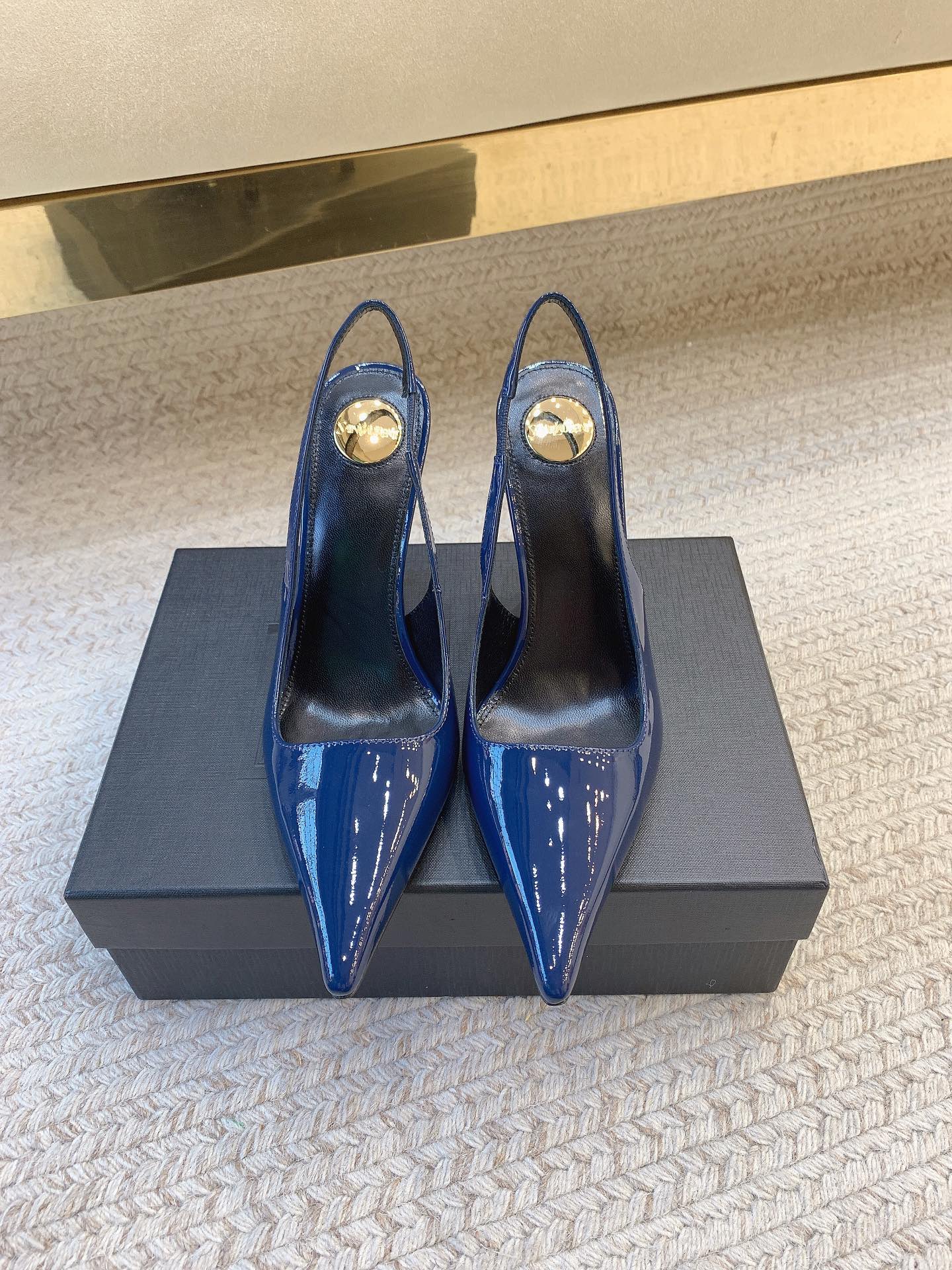 NO:927915,SAIN* LAUREN*GARLYLE point-toe high-heeled sandals, original last, top quality material, imported cow patent leather upper/imported custom-made silk, imported sheepskin lining, genuine leather outsole, original molded metal hardware, heel height 10.5cm, size 35-39 (34, 40, 41, 42 customized, non-returnable, non-exchangeable), high heels, saint laurent, sandals, high  heels,sheepskin,real silk,Leather soles19860909SAIN* LAUREN*GARLYLE系尖头高跟凉鞋 原版套楦 顶级品质 材质 鞋面进口牛漆皮/进口定做真丝面 内里进口羊皮里 大底真皮大底 五金原版开模金属五金 跟高10.5cm 码数35-39（34、40、41、42定做不退不换）,高跟鞋,saint laurent,sandals,high heels,sheepskin,real silk,Leather soles,Women's Shoes